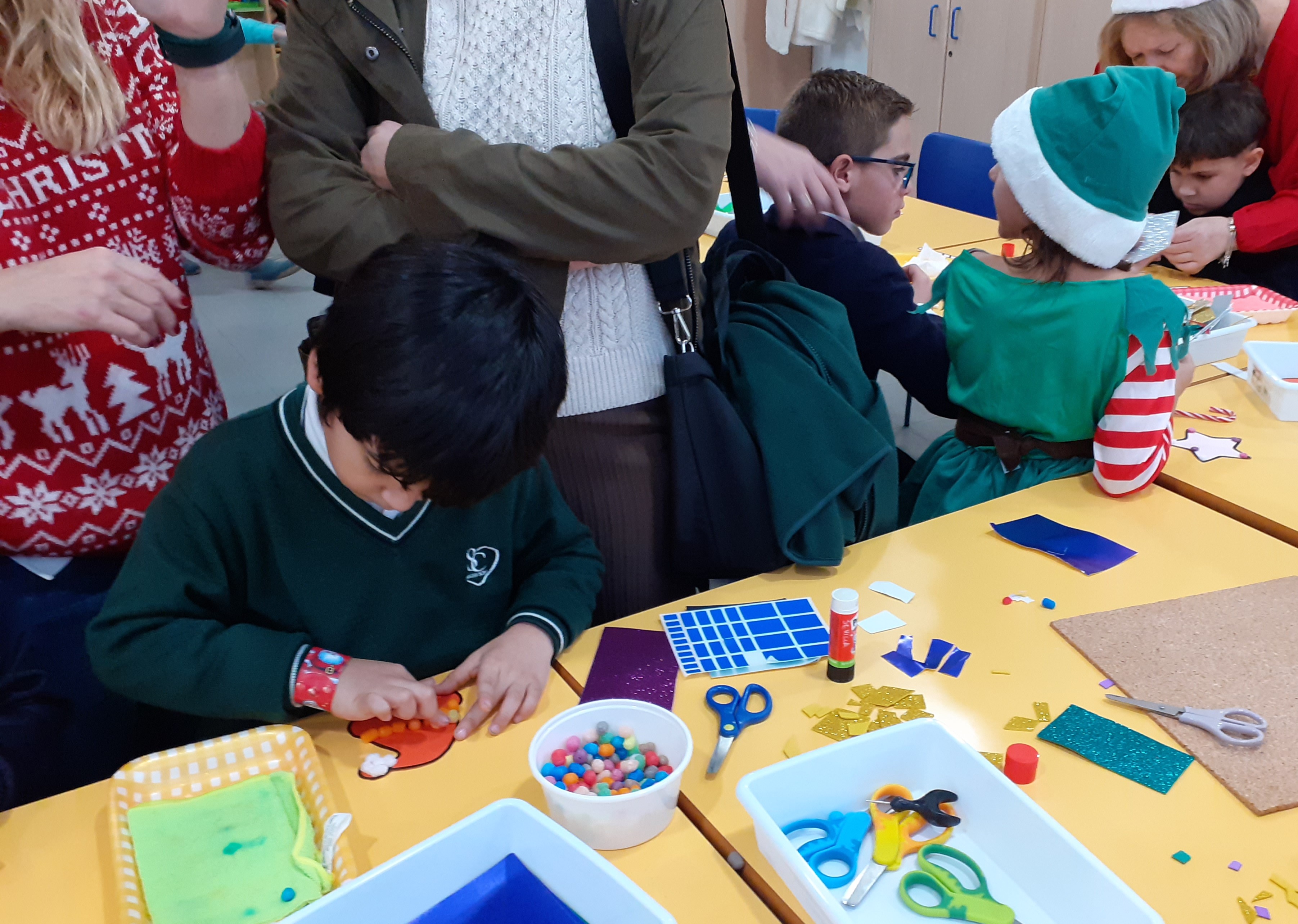 Niño haciendo un árbol de adorno