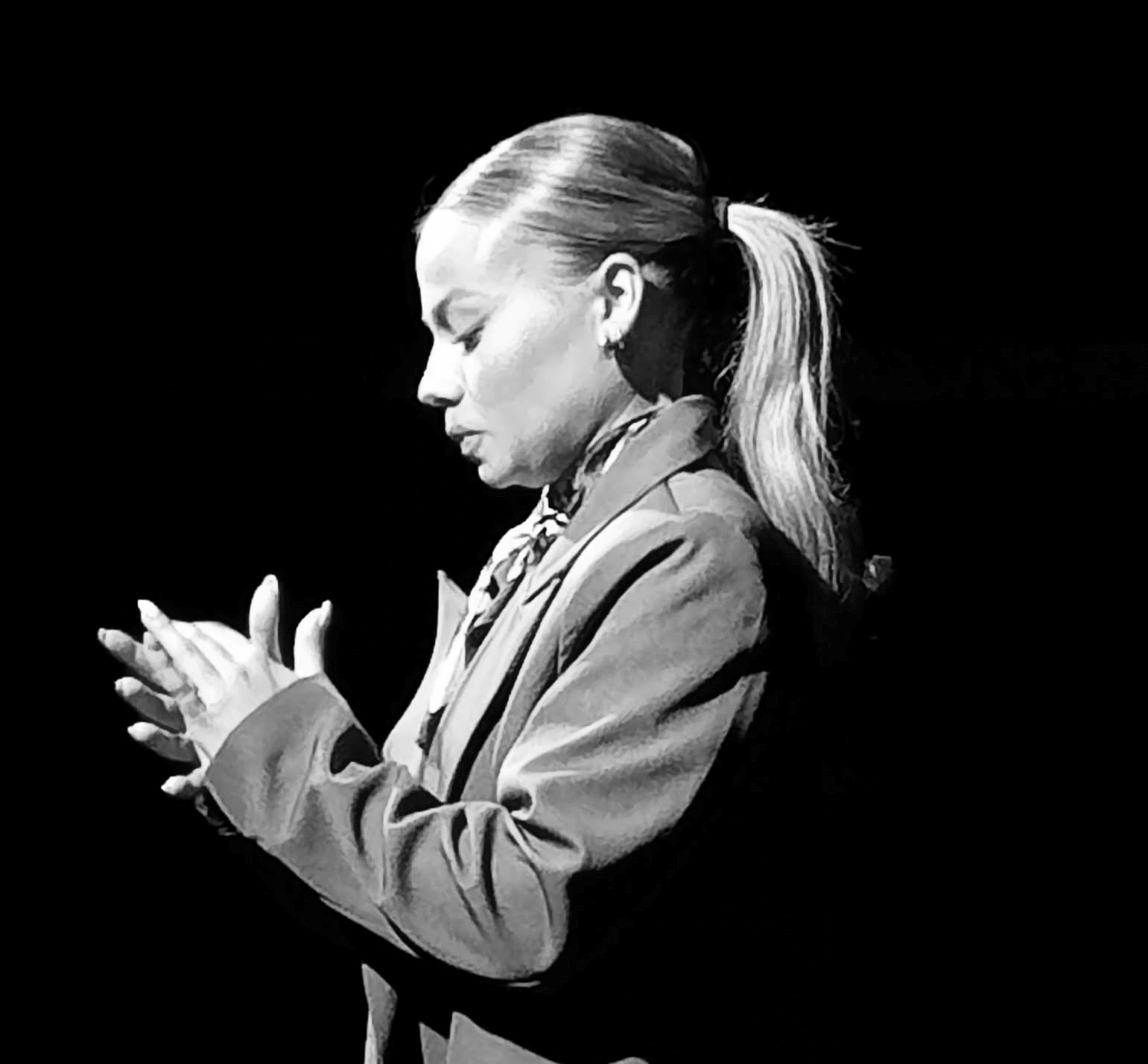 Elvira Ponce en plena interpretación