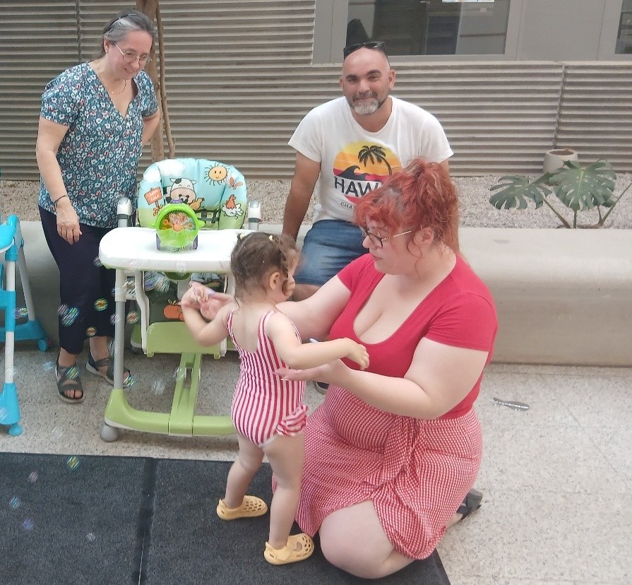 Los pequeños disfrutando de las pompas de jabón