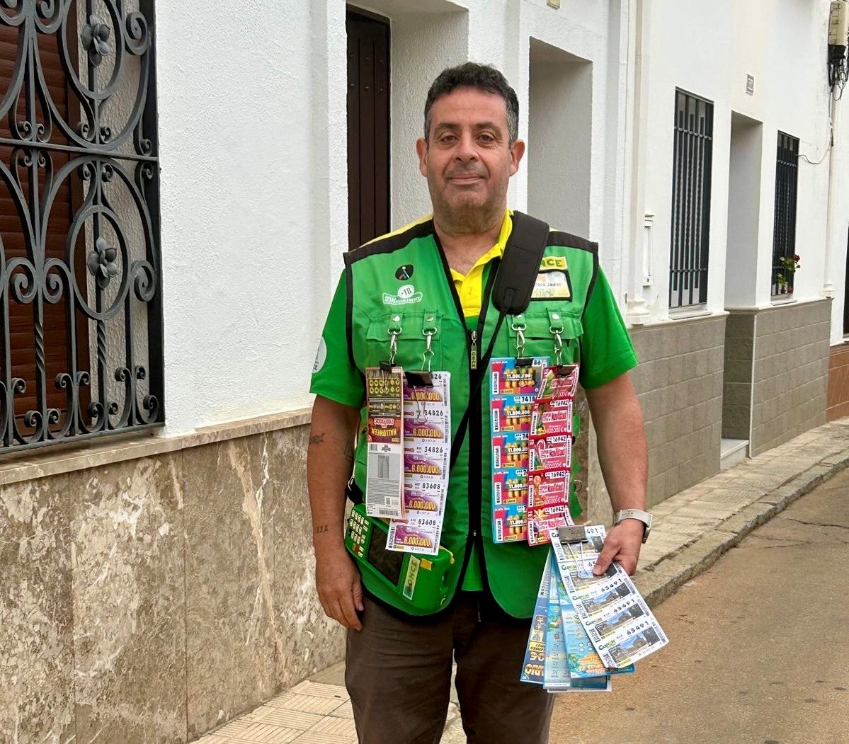 Francisco Javier Blanco con cupones en la mano