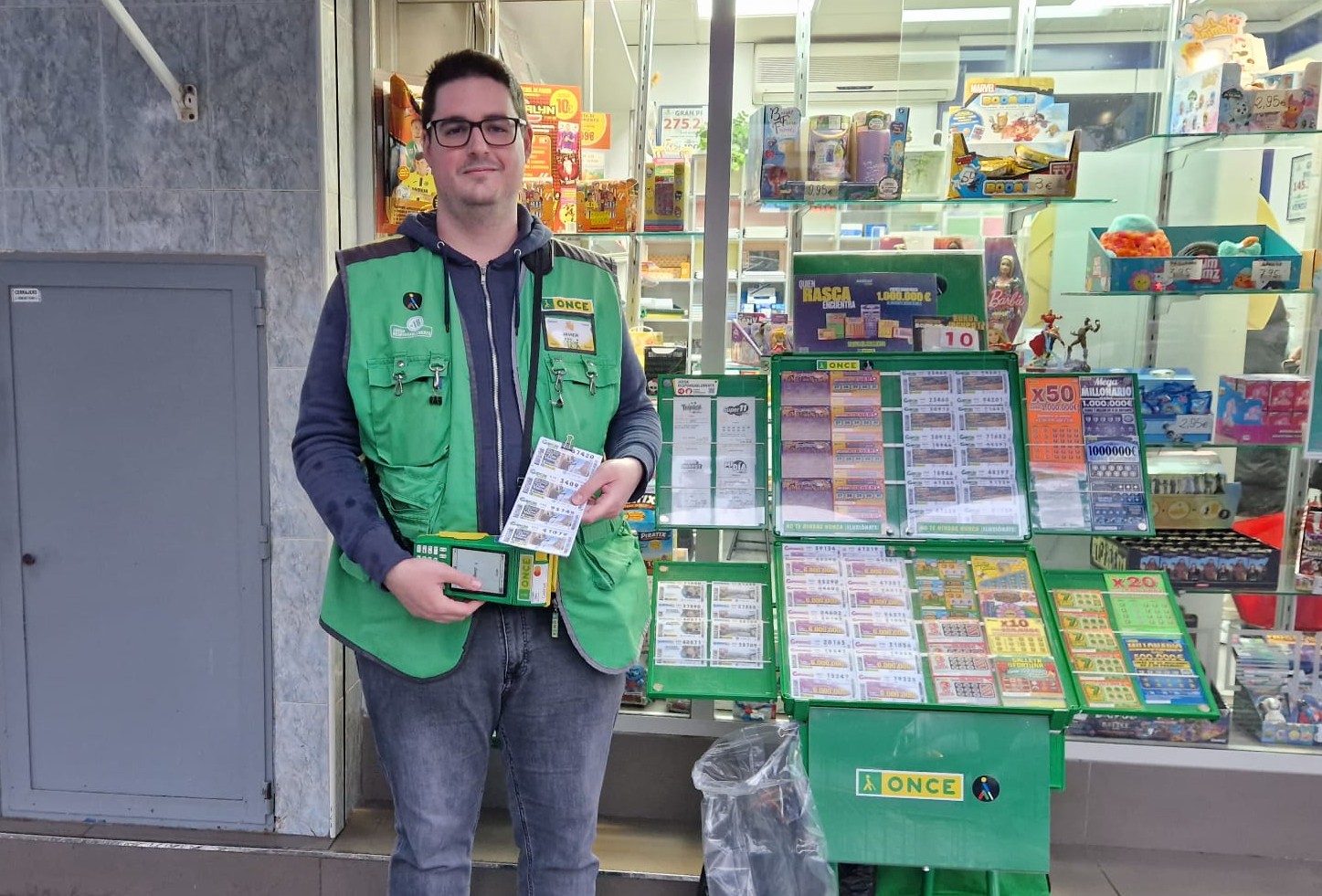 Francisco Javier Pérez con su expositor