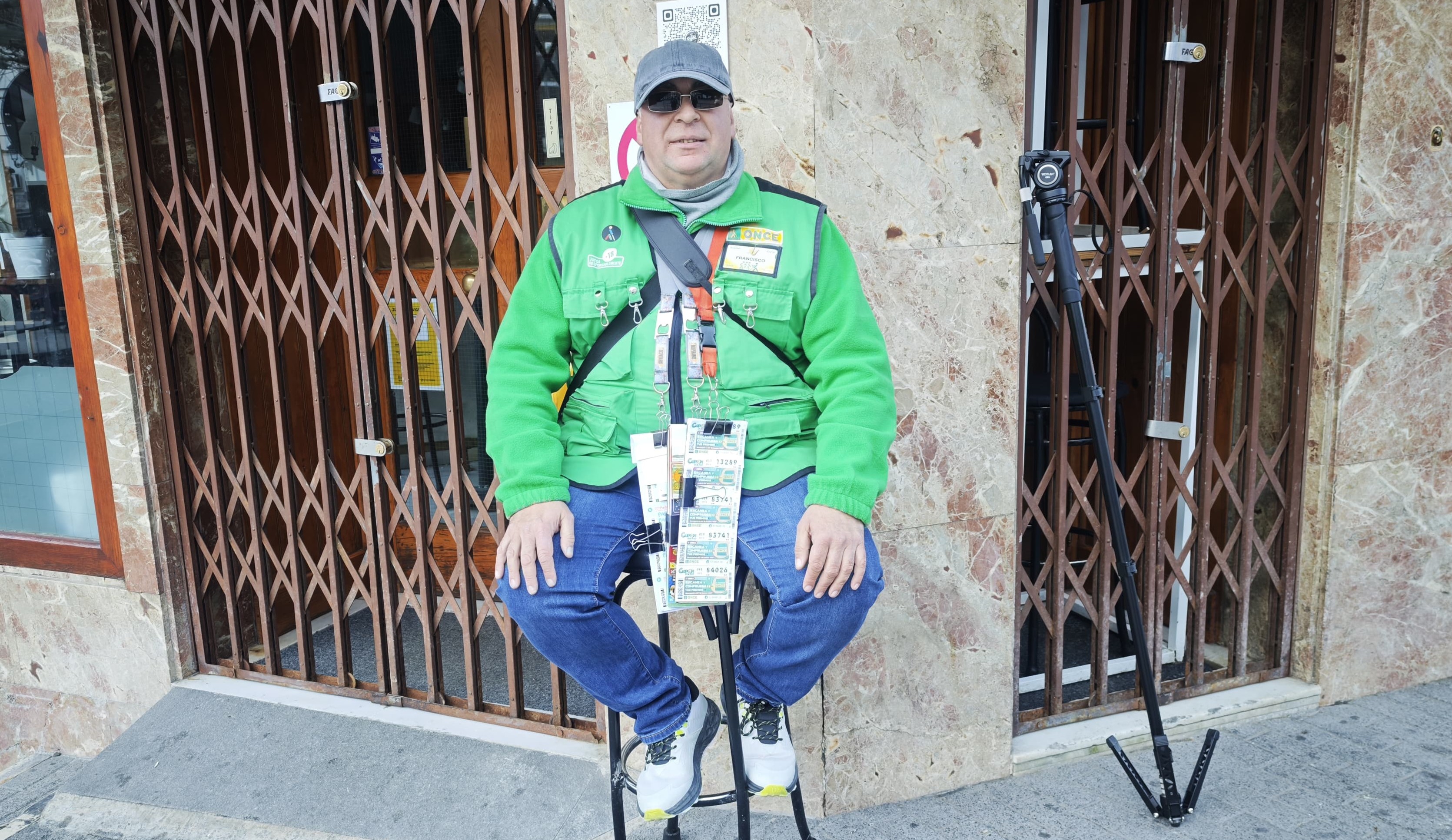 Francisco Toharías frente al Bar Rojas