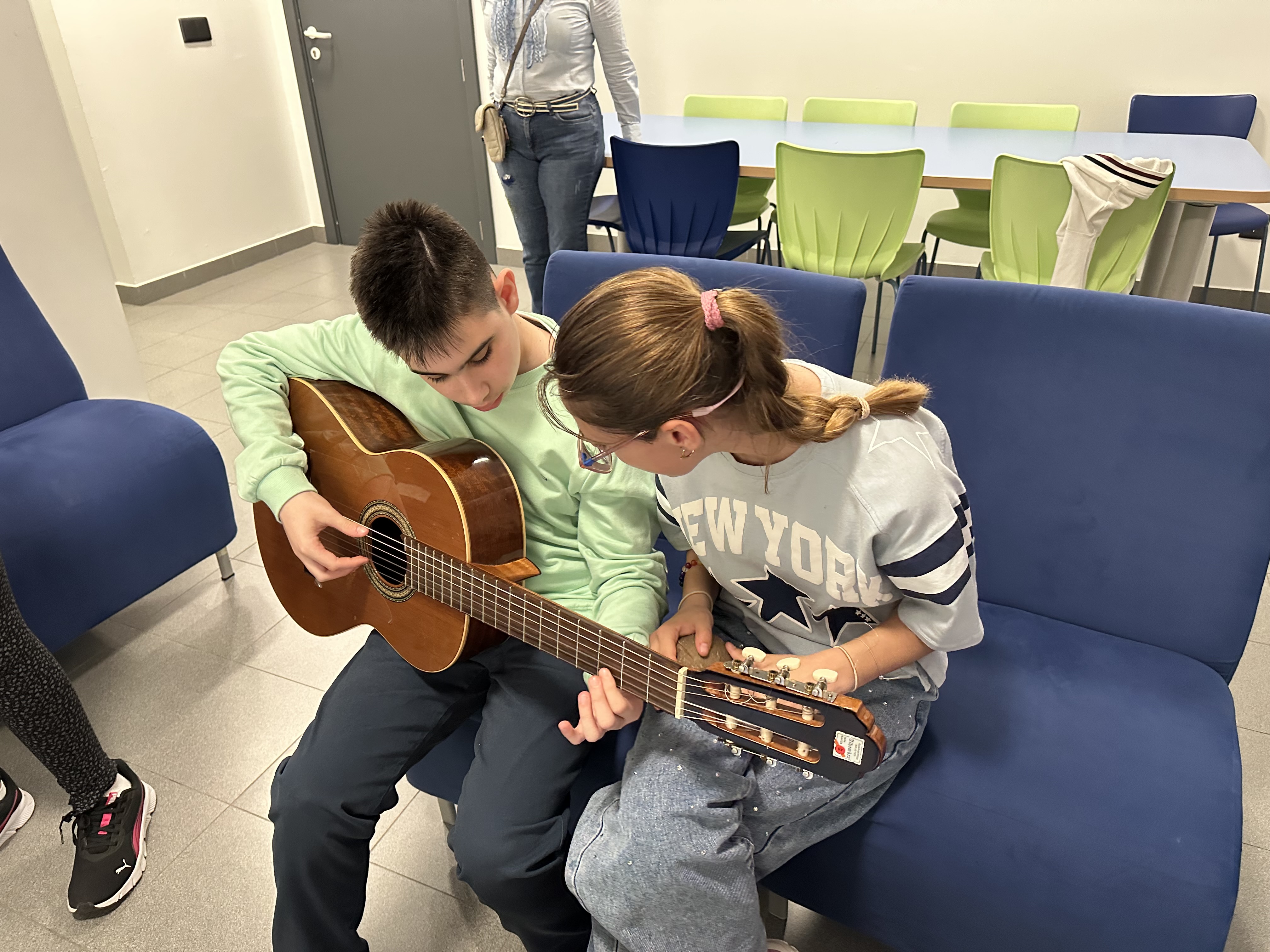 niño tocando la guitarra