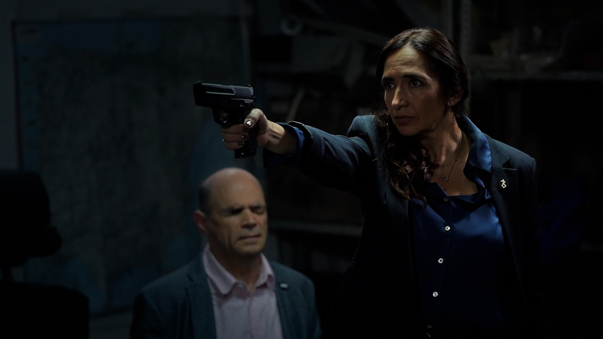 La hija de Dennis sujetando una pistola