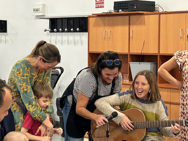 Peques tocando la guitarra