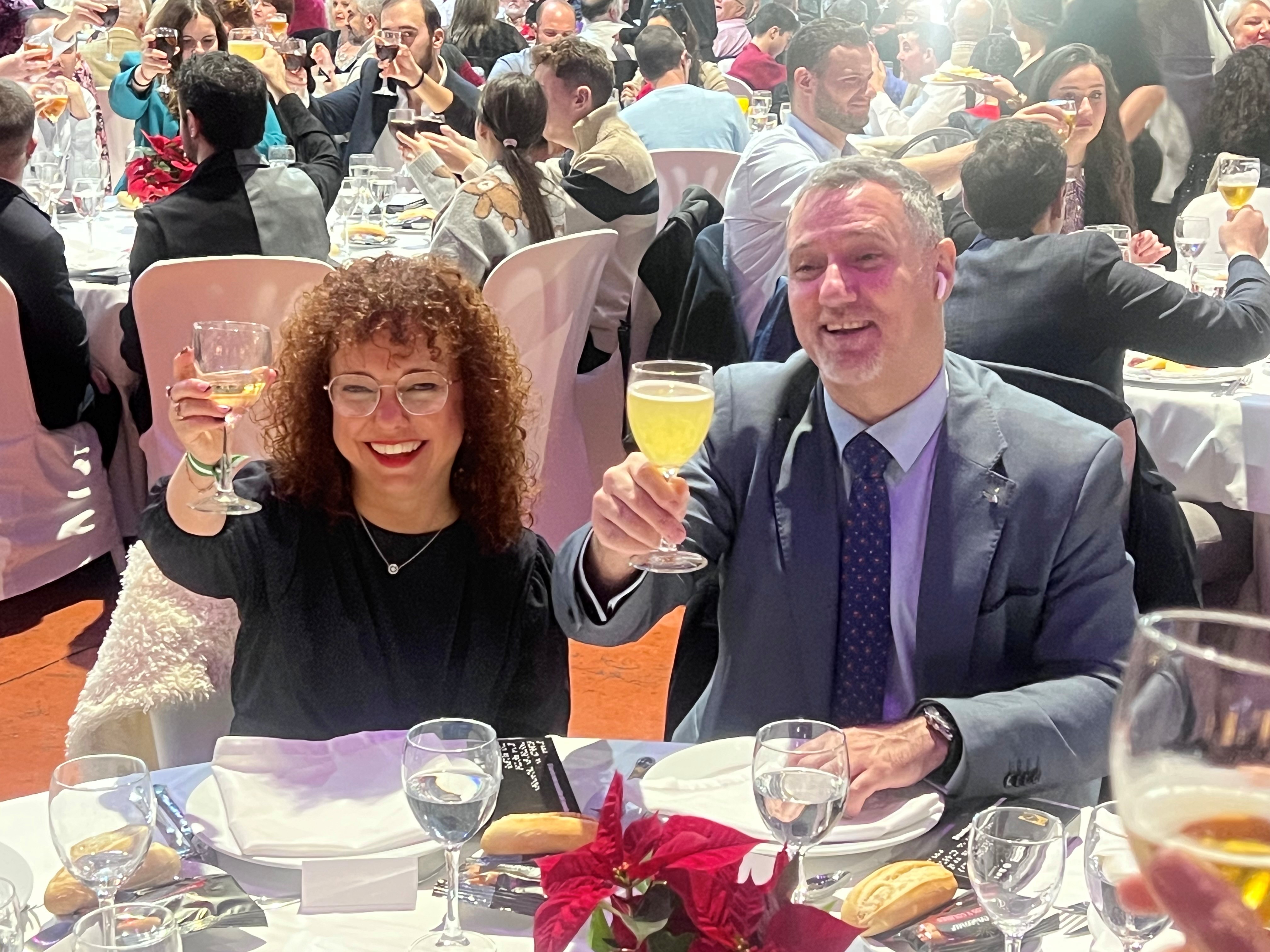 Marta Castillo y Fermín Navarro brindando