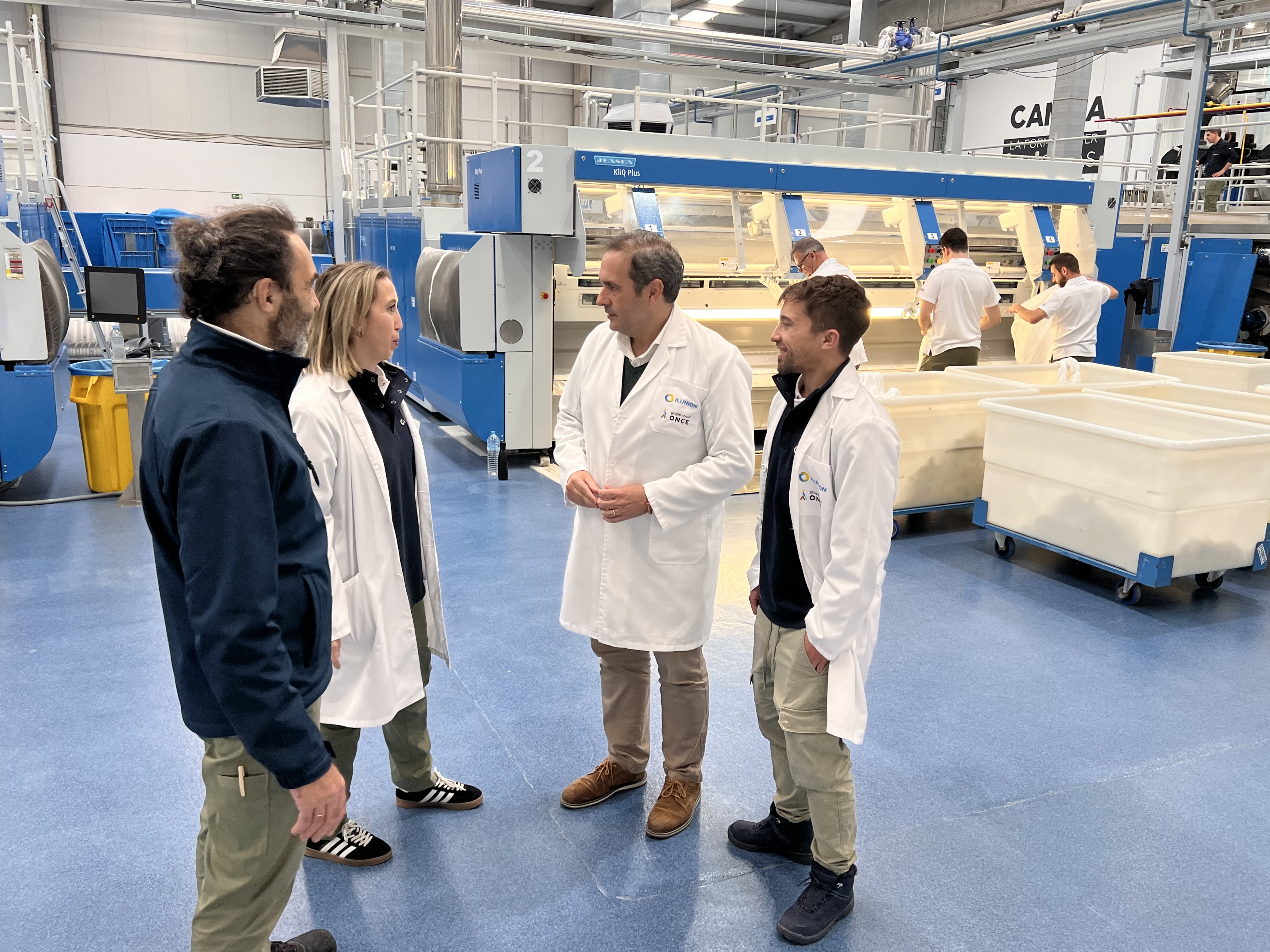 Sara y Pablo hablando con el director y el gestor textil