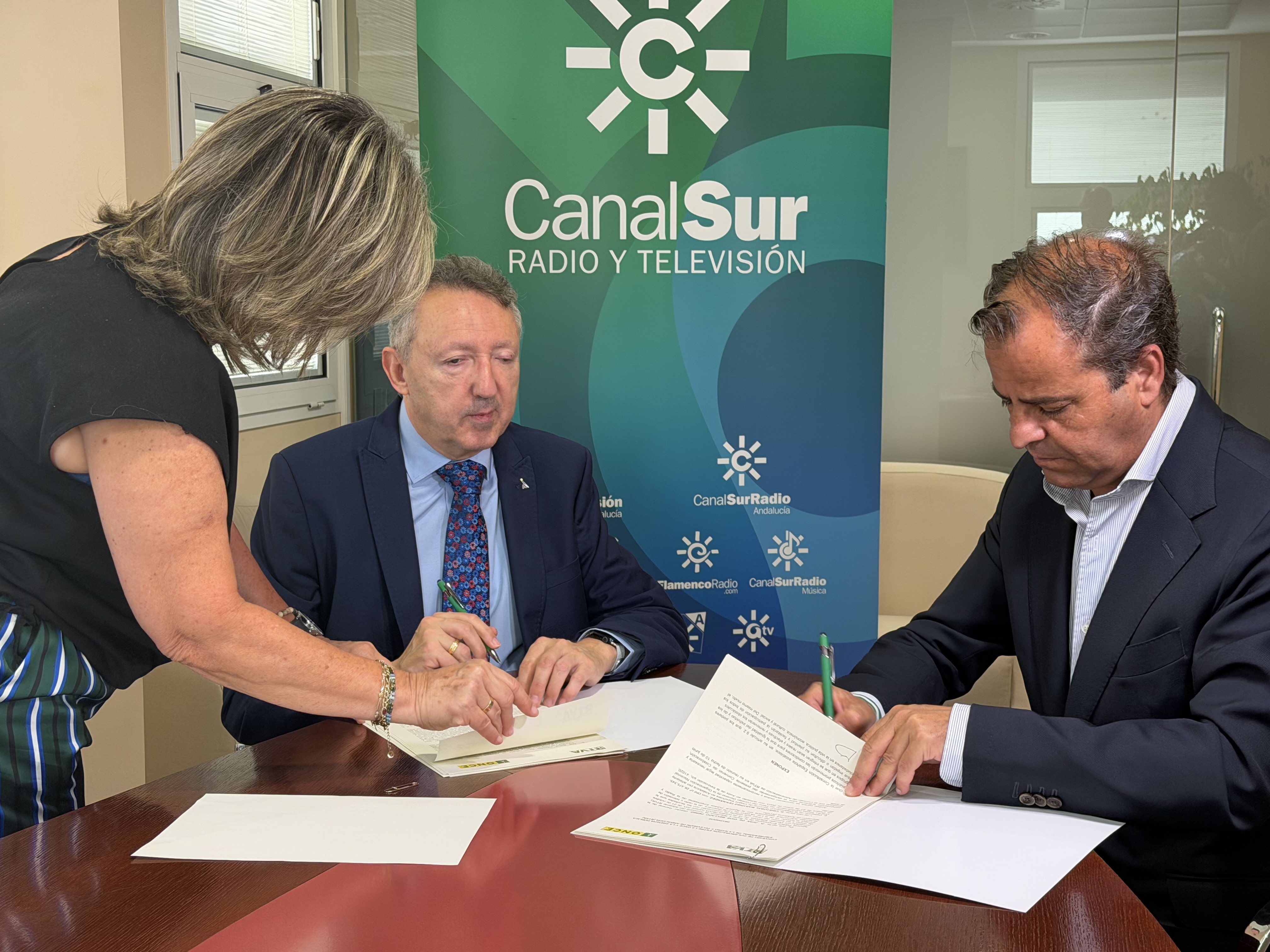 Martínez y Mellado en el momento de la firma