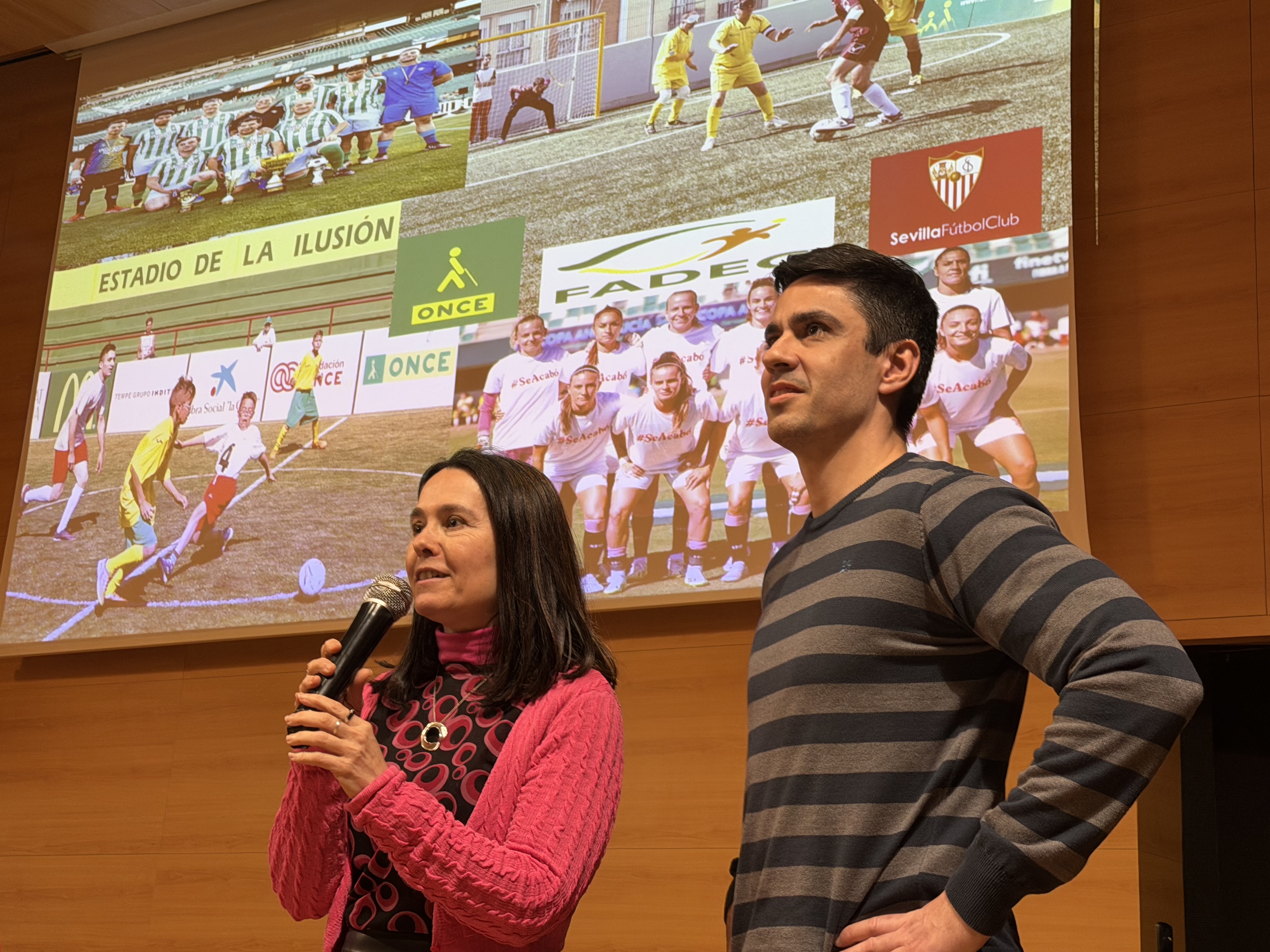 Eva Pérez con Román y Román Martínez saludando a los chavales