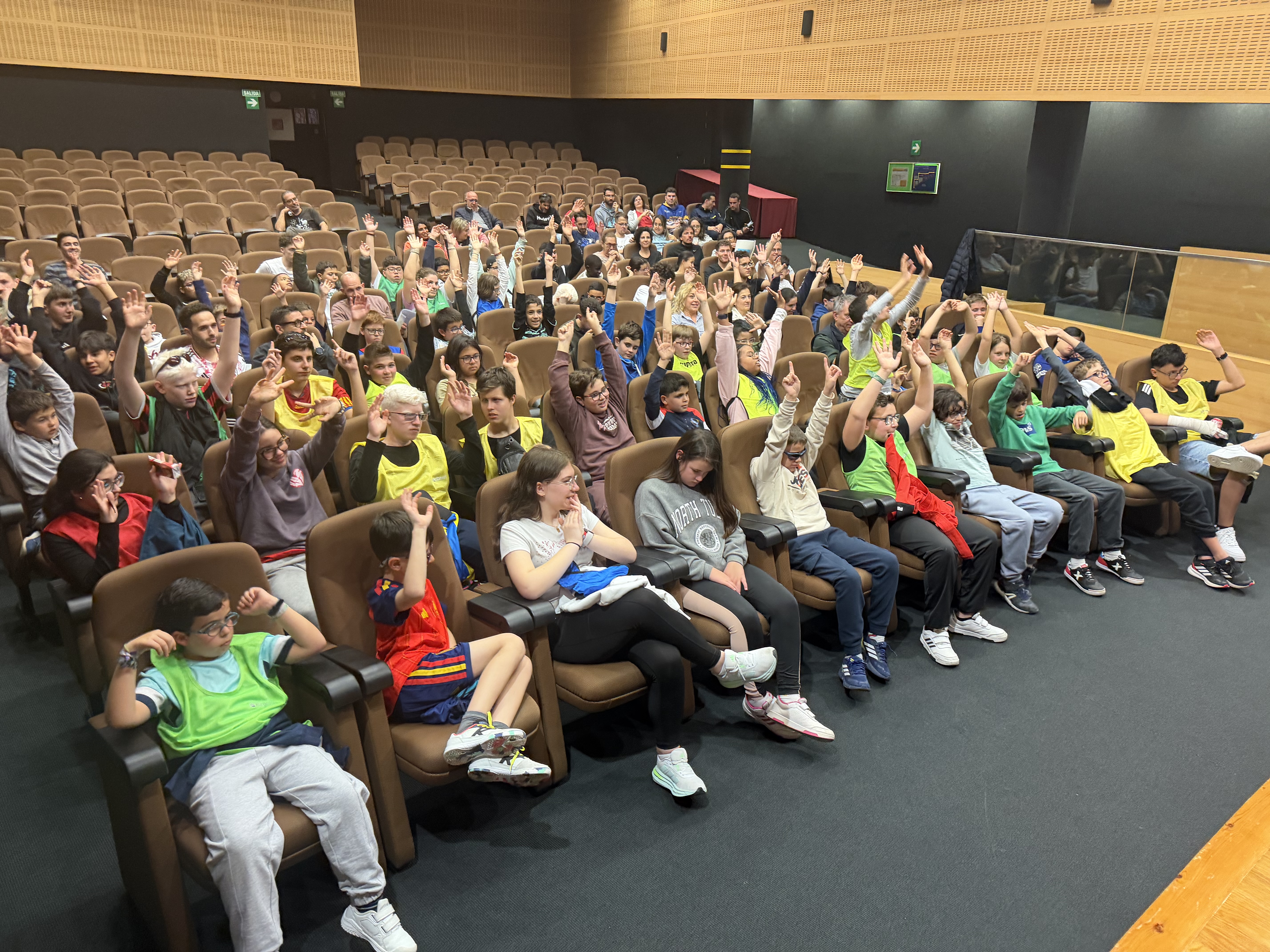 Salón de actos lleno de los jóvenes participantes