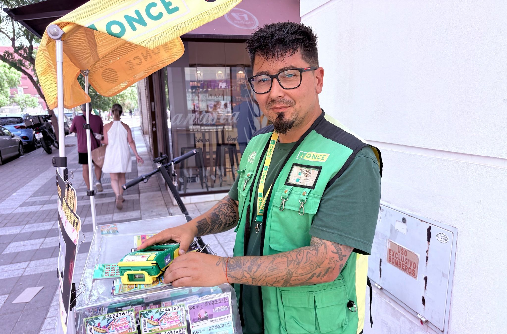 Iván en su punto de venta en Málaga