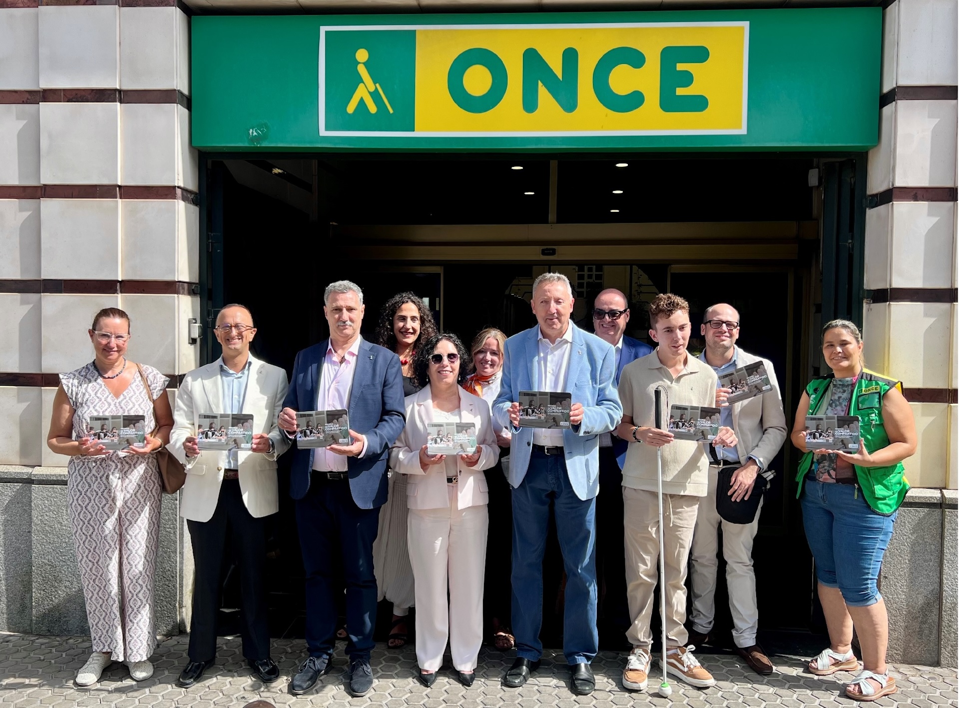 Foto de familia en la puerta de la delegación de ONCE en Sevilla