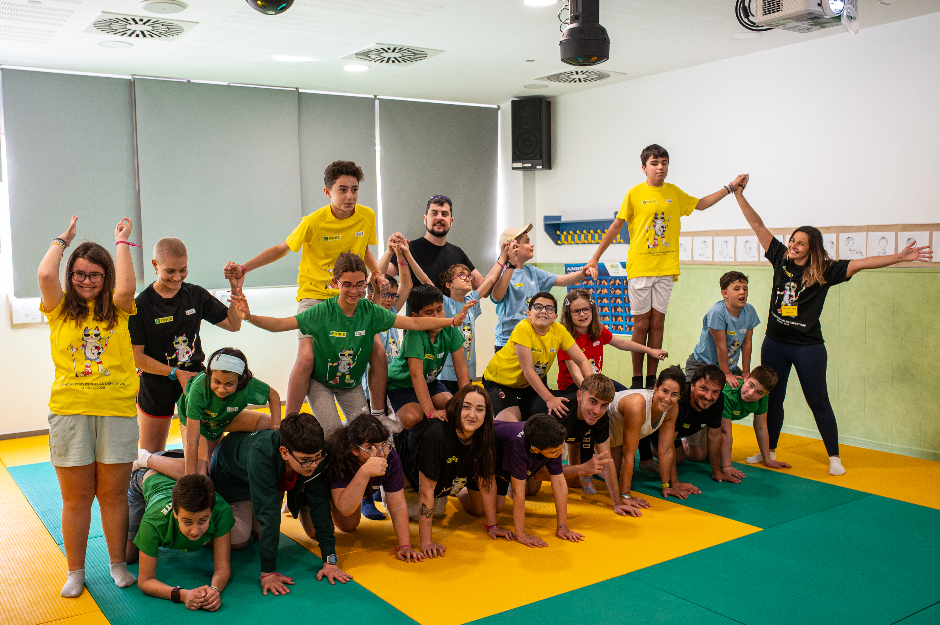 Alumnos en una figura de acrosport