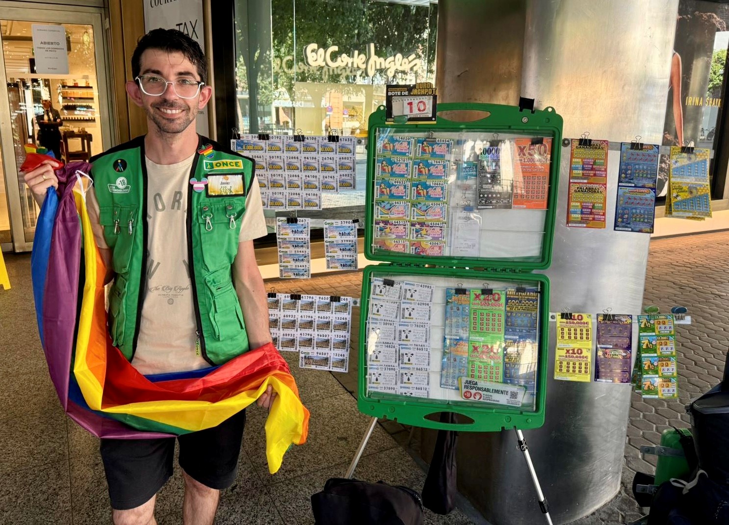 Javier Vasco con una bandera arcoiris en sus manos