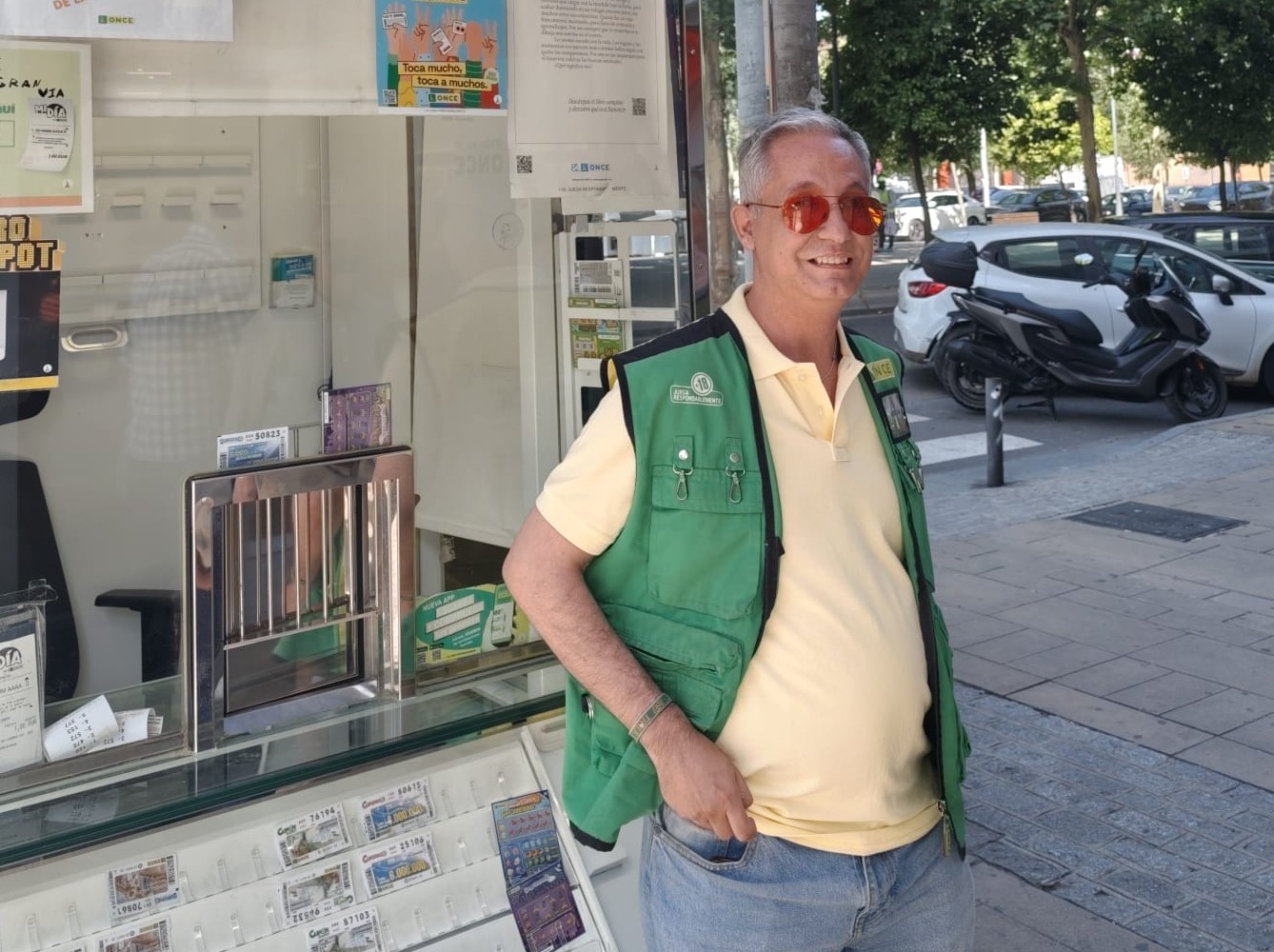 Javier Morales en su kiosko