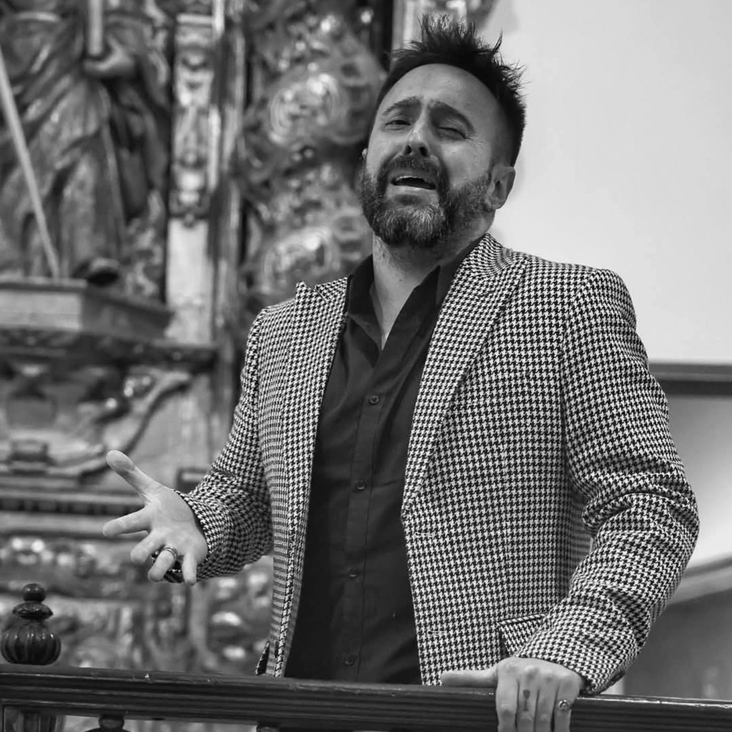 Jesús León cantando