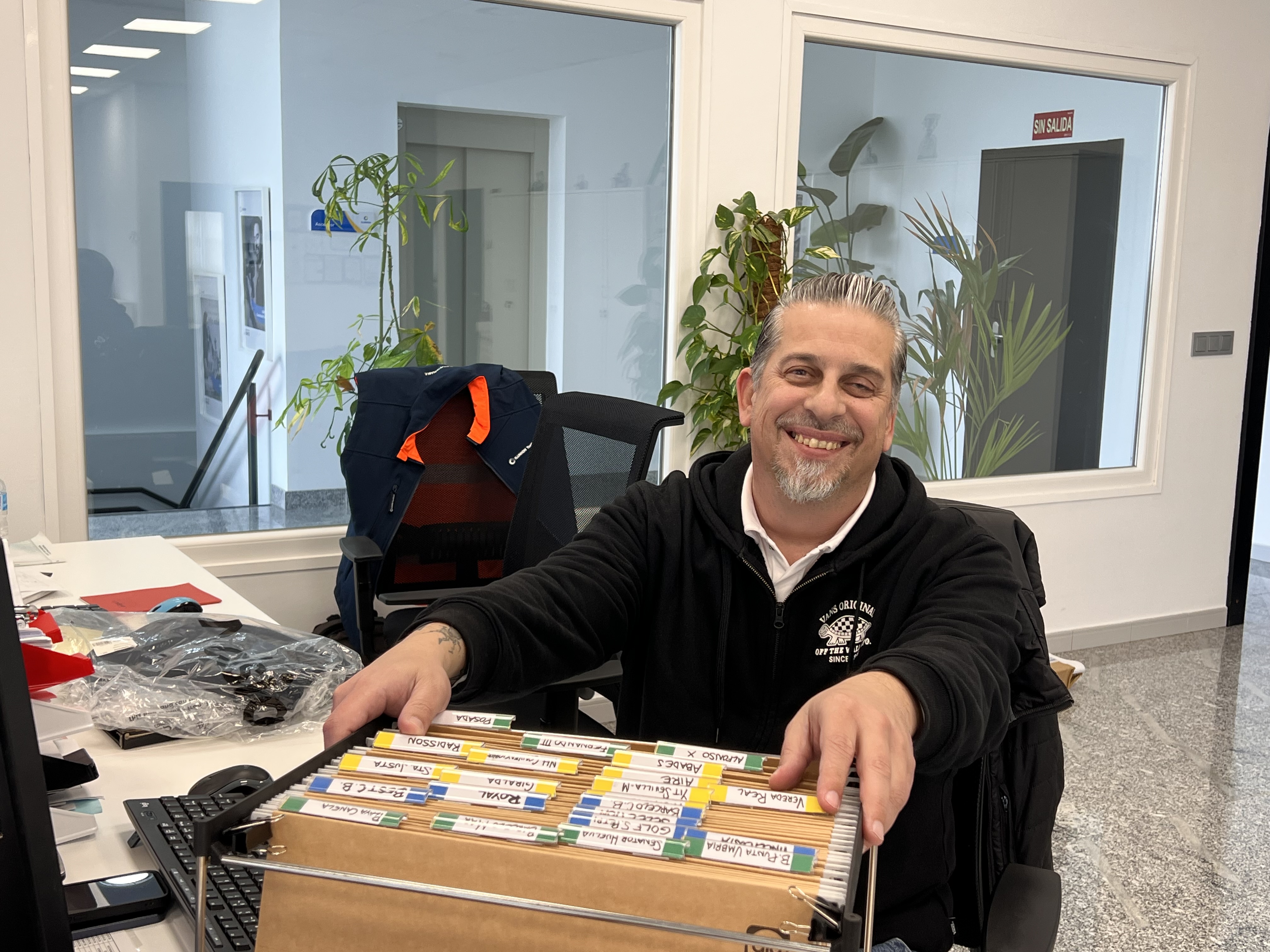 Jesús Romero manejando unos archvios