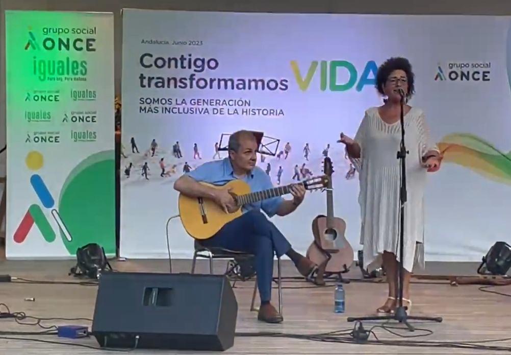 José Manuel Fernández tocando la guitarra en una actuación