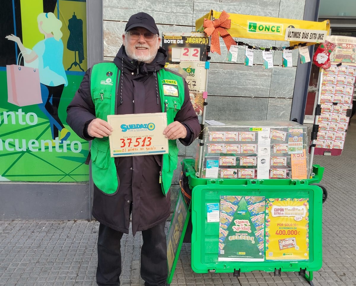 Vendedor de la ONCE en Málaga en su puesto habitual