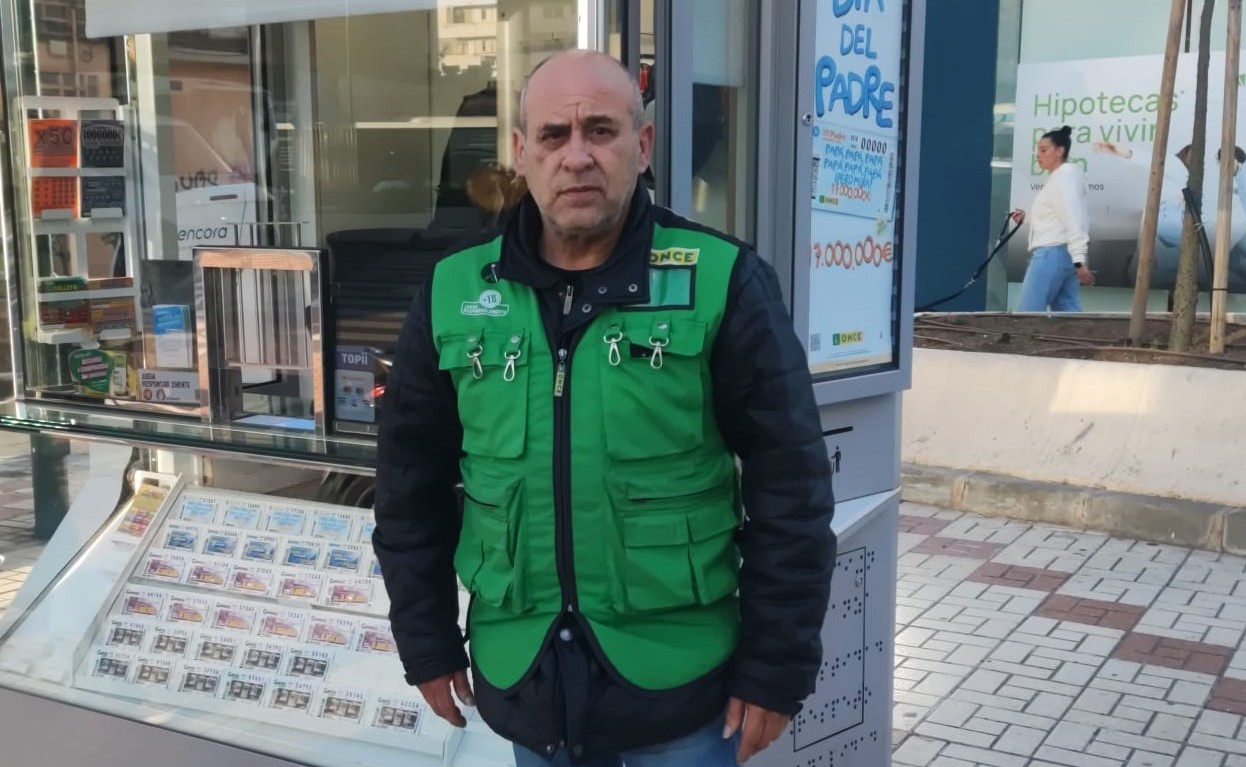 José Pérez en su quiosco