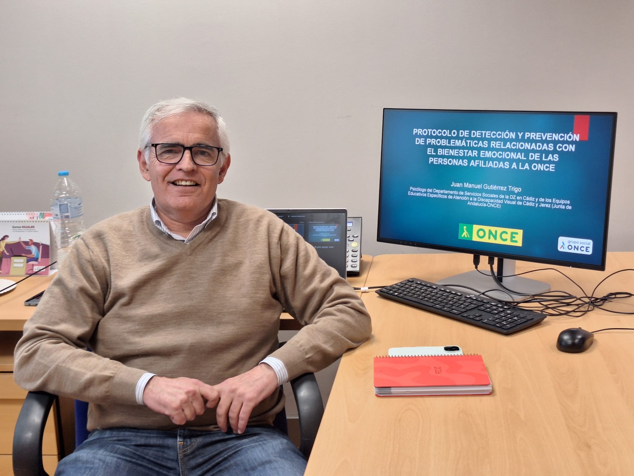 Juan Manuel Gutiérrez junto a su ordenador