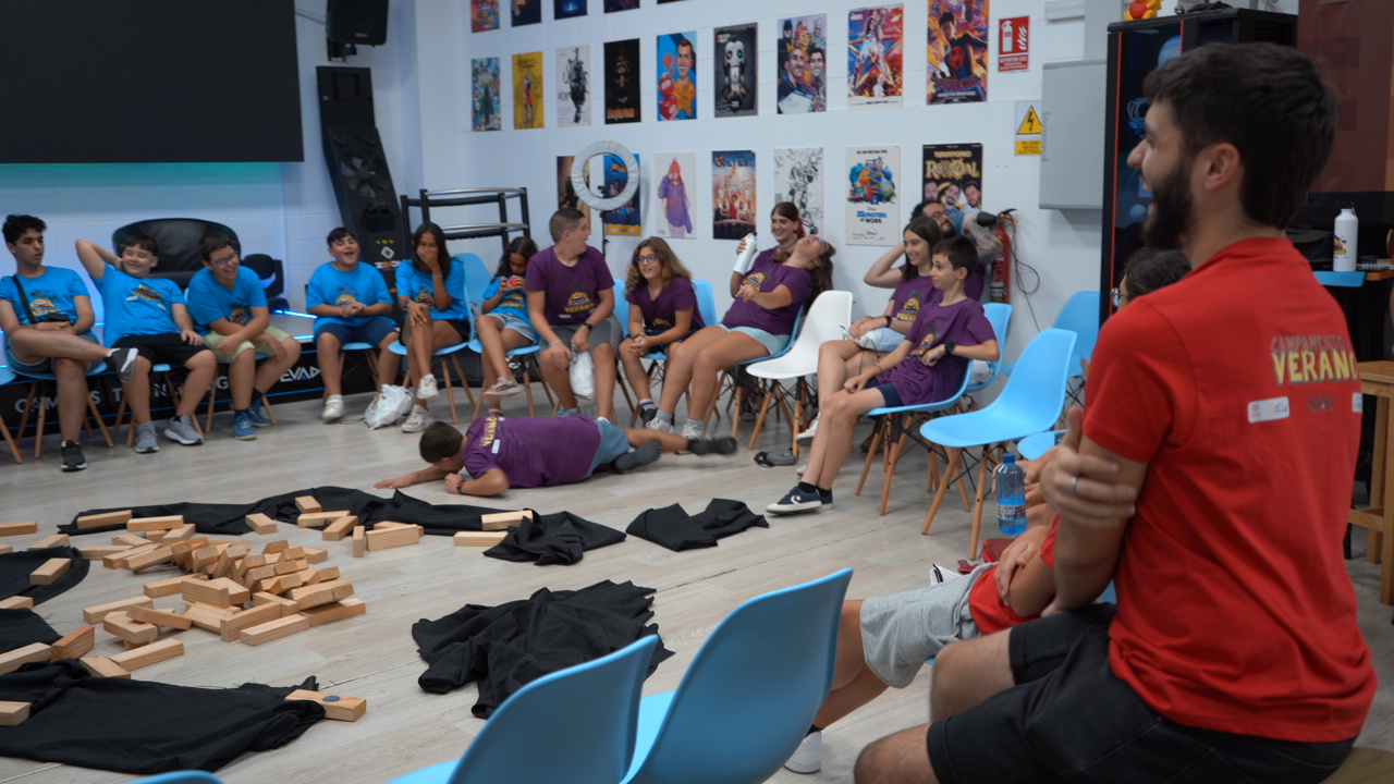 Alumnos juegan al Jenga gigante
