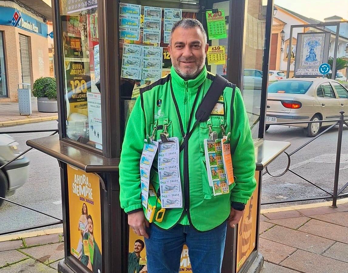 Primer plano de Luis Ruano junto a su quiosco