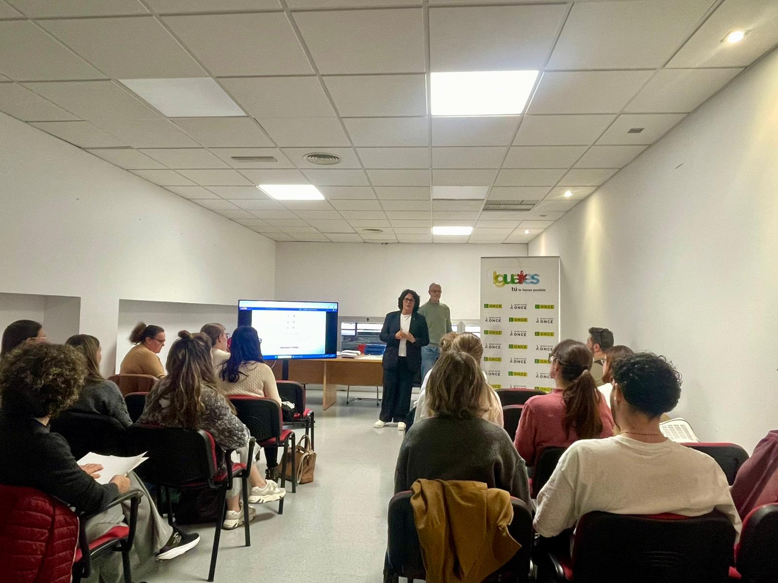 Irene explicando en un aula el braille