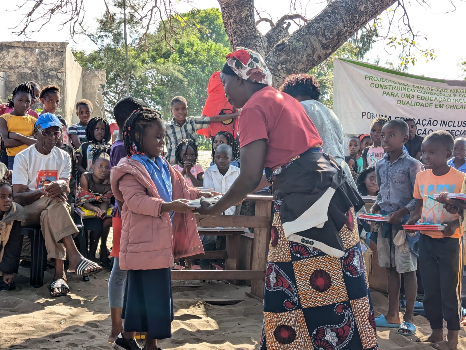 Voluntarios de Madre Coraje con niños de Mozambique