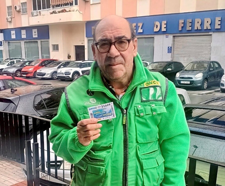 Manuel Ferrer mostrando un cupón