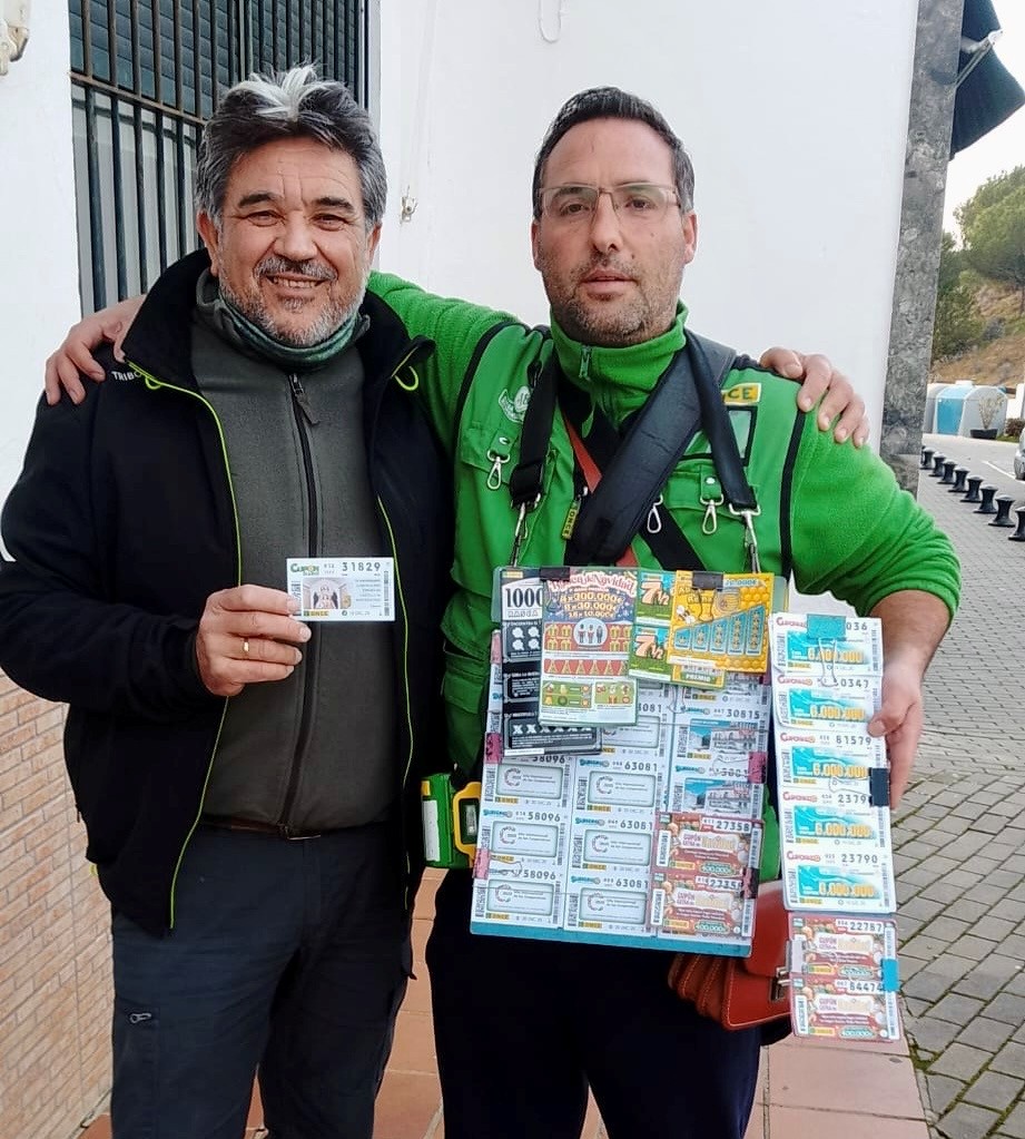 Manuel Jesús Valenciano con uno de los premiados