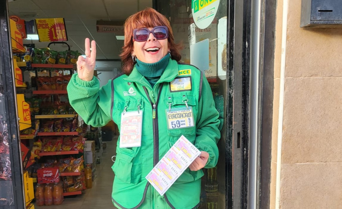 La vendedora en la puerta del supoermercado