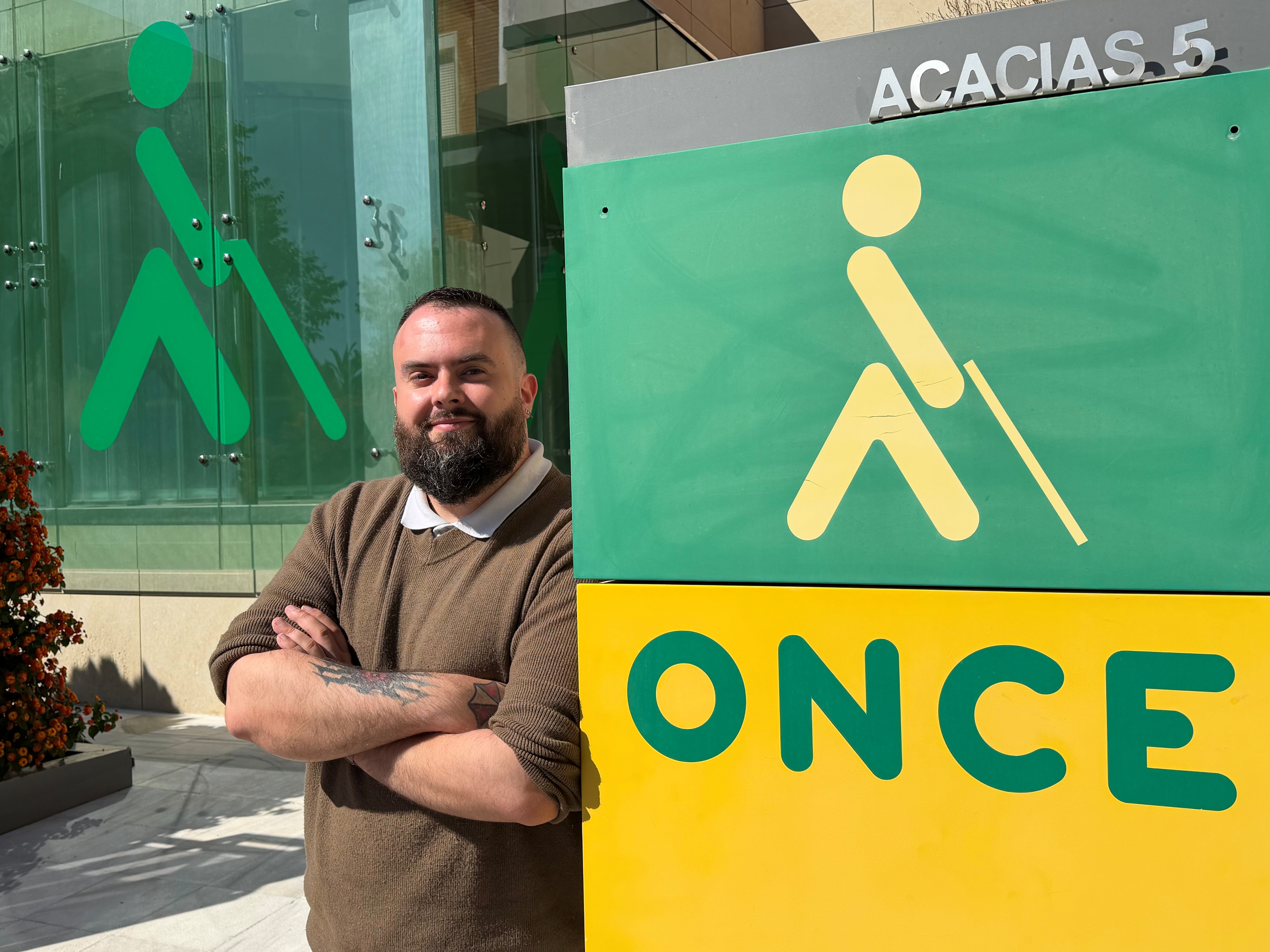 Merlos en la fachada de la sede de la ONCE en Cádiz