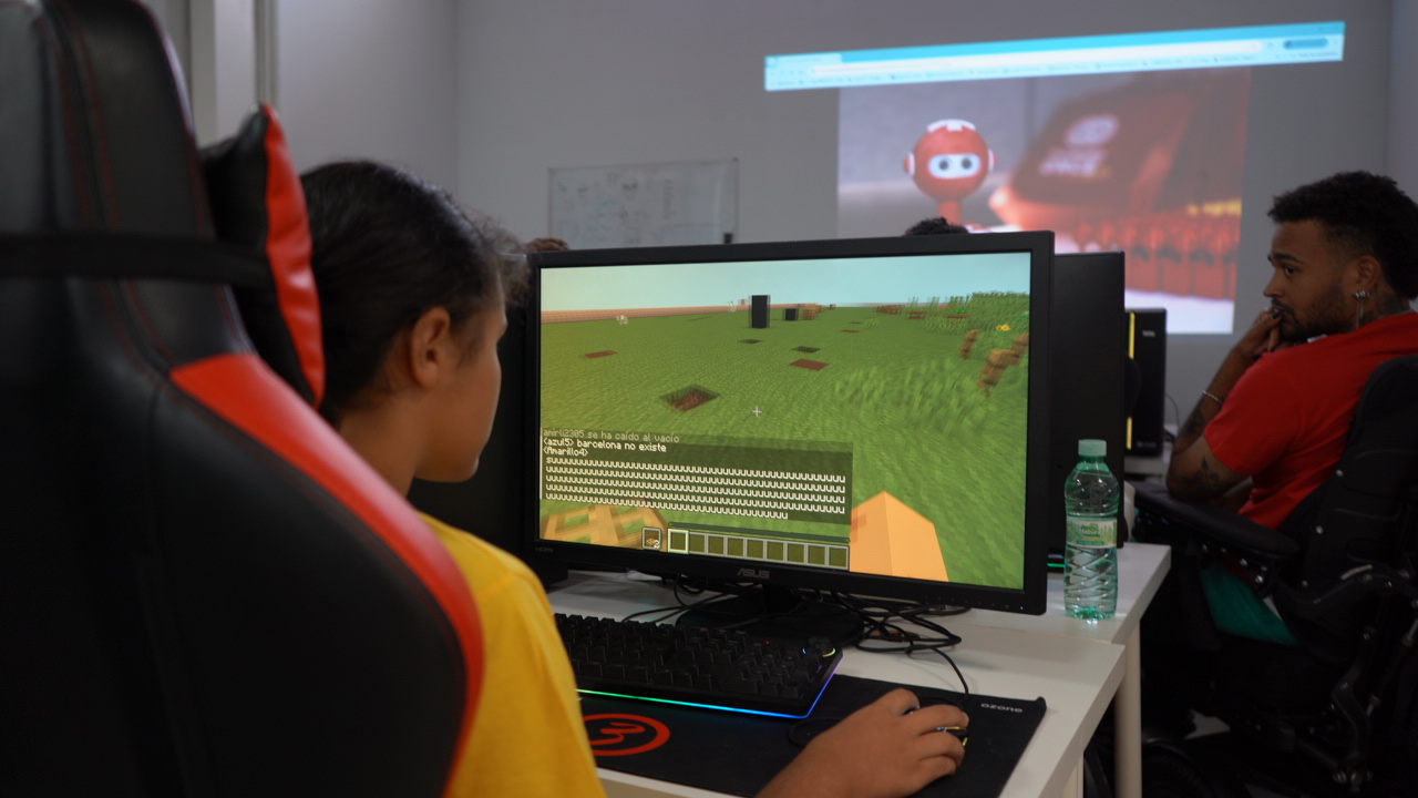 Alumna jugando al popular juego 'Minecraft'