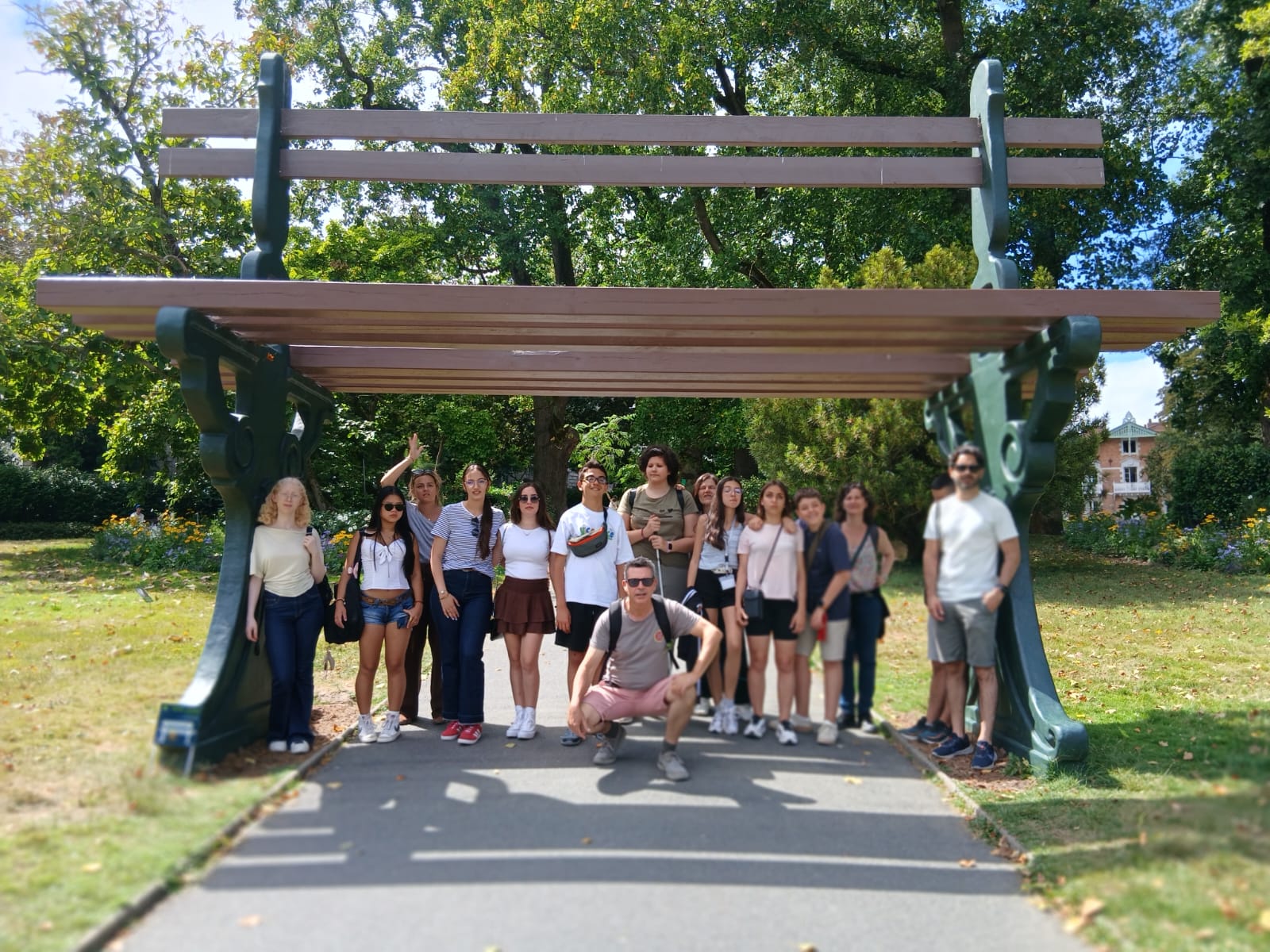 Los participantes en el Jardin des Plantes bajo un banco gigante