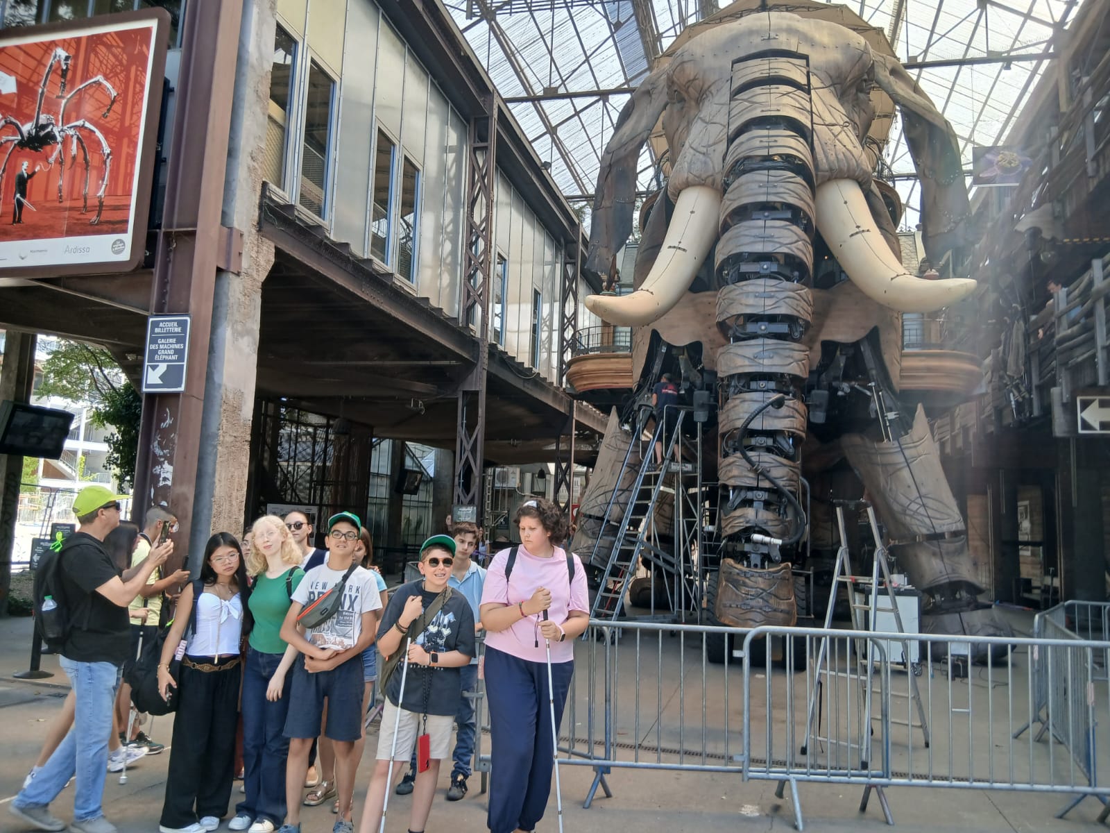 Los participantes frente al elefante mecánico de Nantes