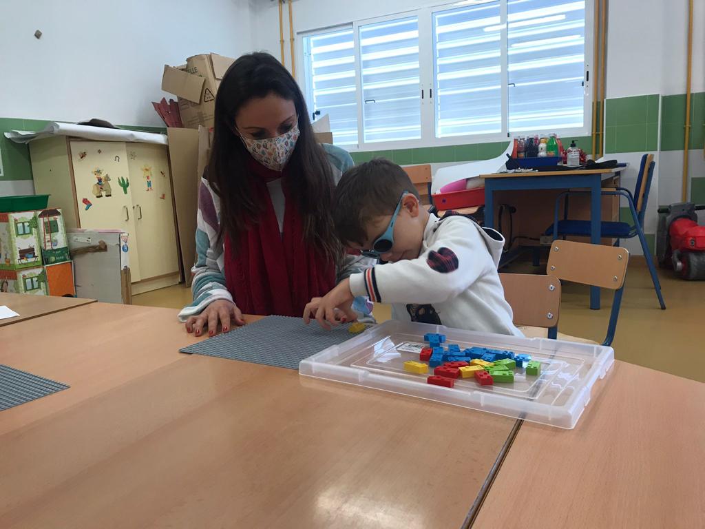 Niño jugando a Legos con Braille