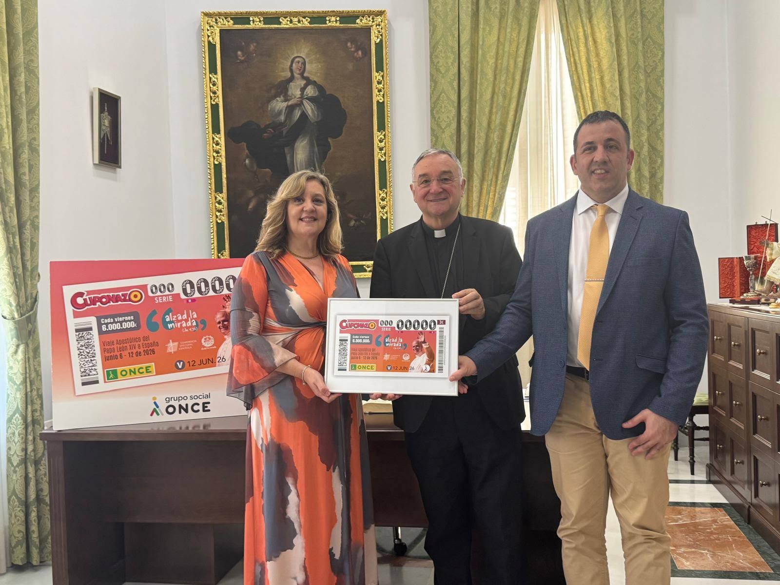 Mari Jesús Segovia y Luis muñiz junto al Obispo de Almería