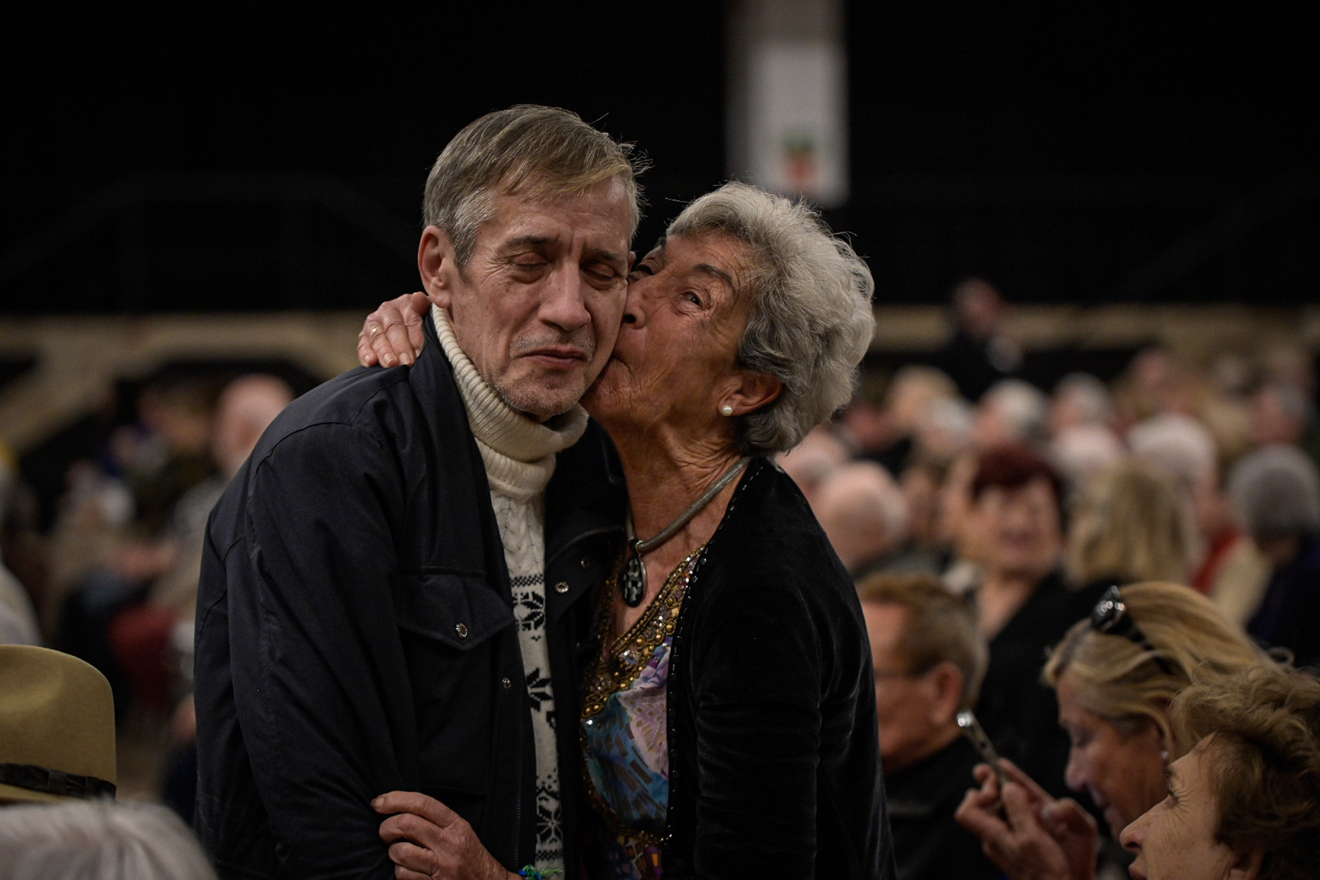 Mujer besando a un hombre en un acto