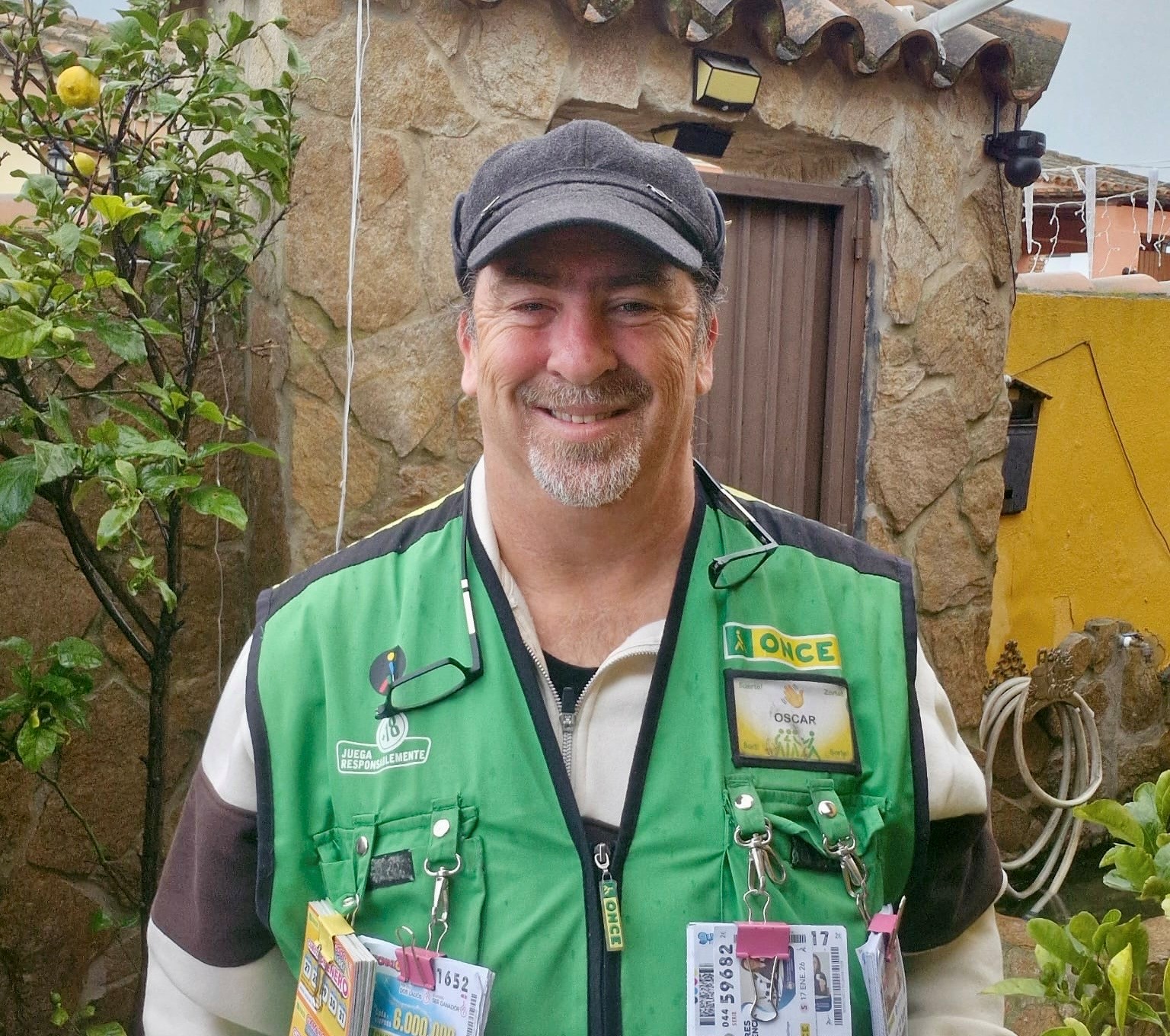 Primer plano sonriente de Óscar Izquierdo