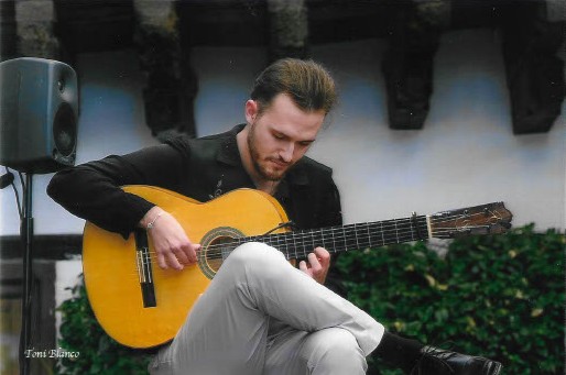Pablo Heredia a la guitarra