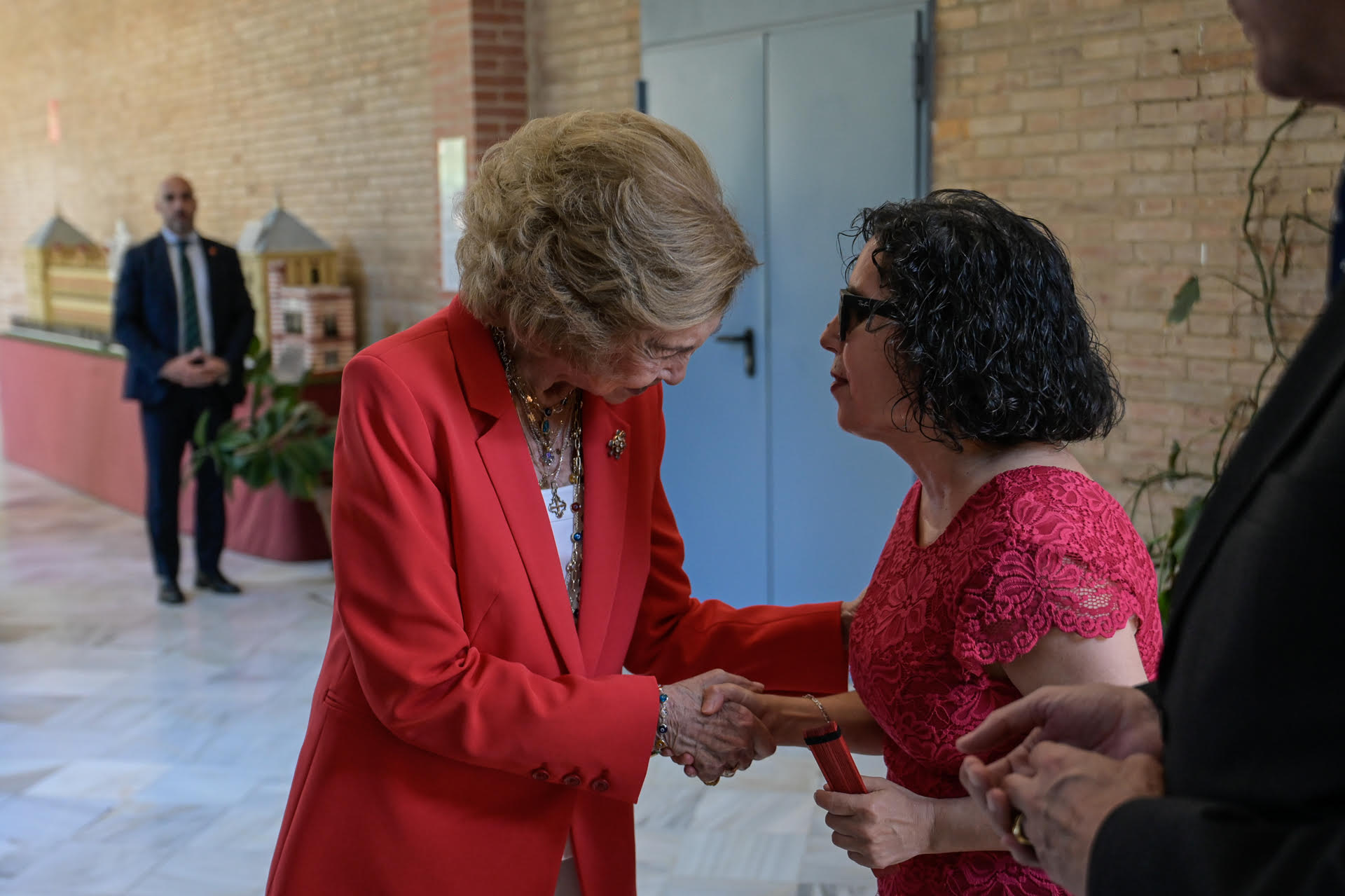 La reina emérita saluda a la presidenta del Consejo Territorial, Isabel Viruet