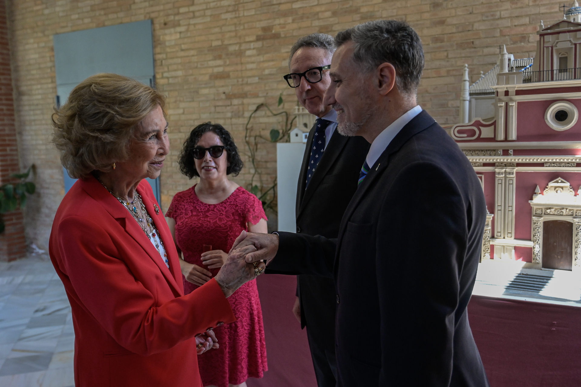 La reina emérita saluda al vicepresidente del Consejo Territorial, Fermín Navarro
