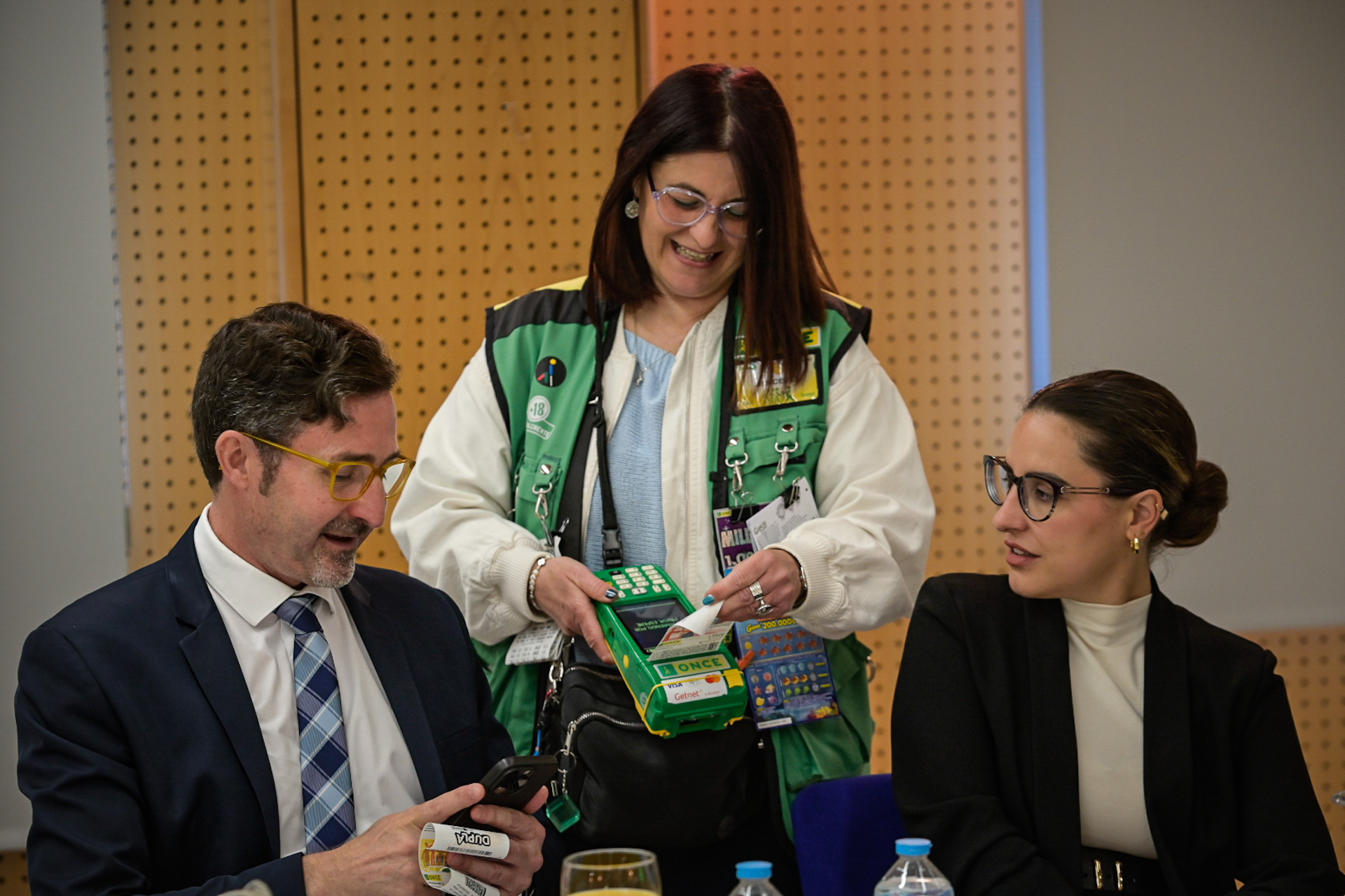 María Martínez y Juan Carlos Molina comprando un Dupla