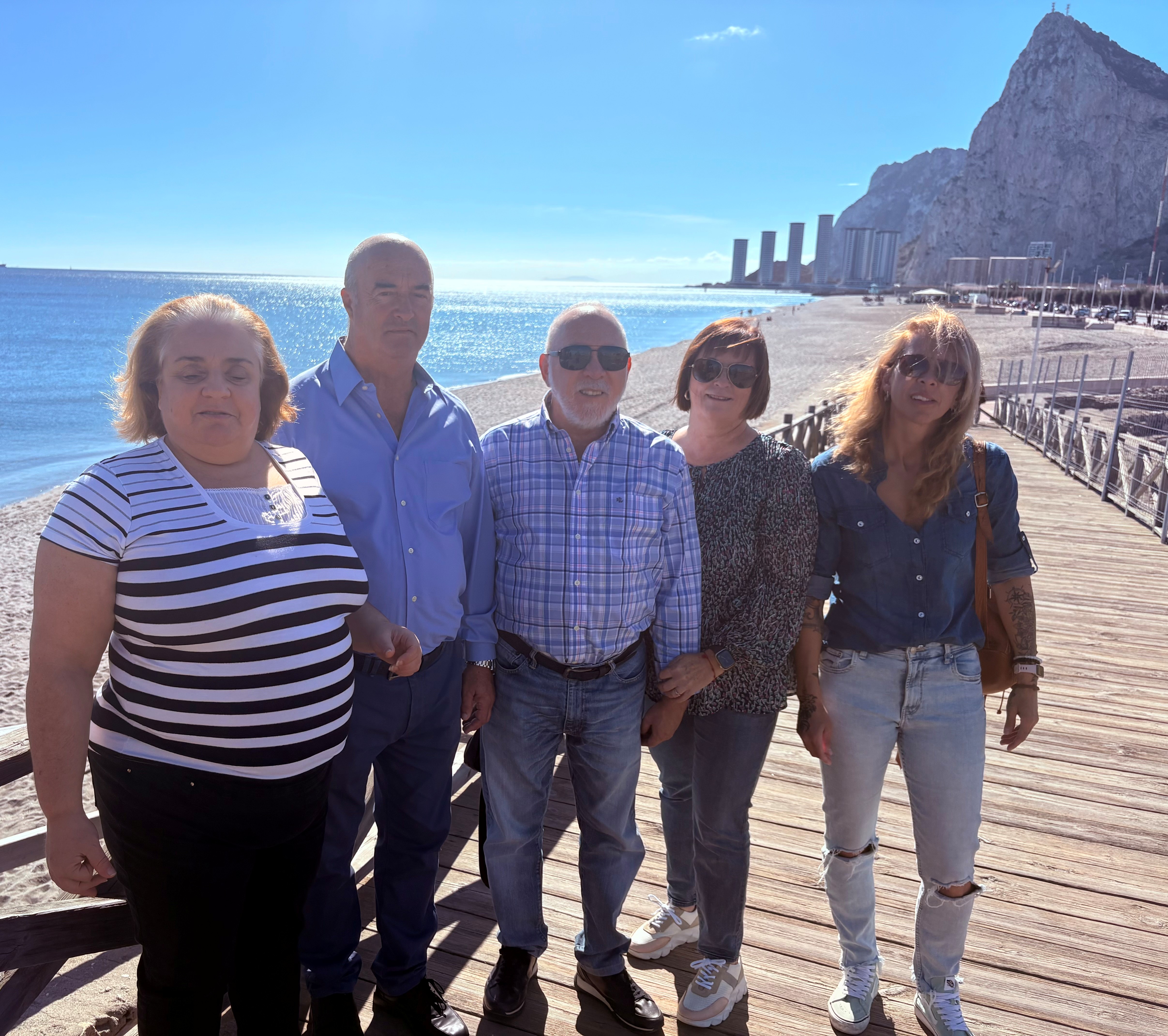Foto de familia del grupo con el Peñón de Gibraltar al fondo
