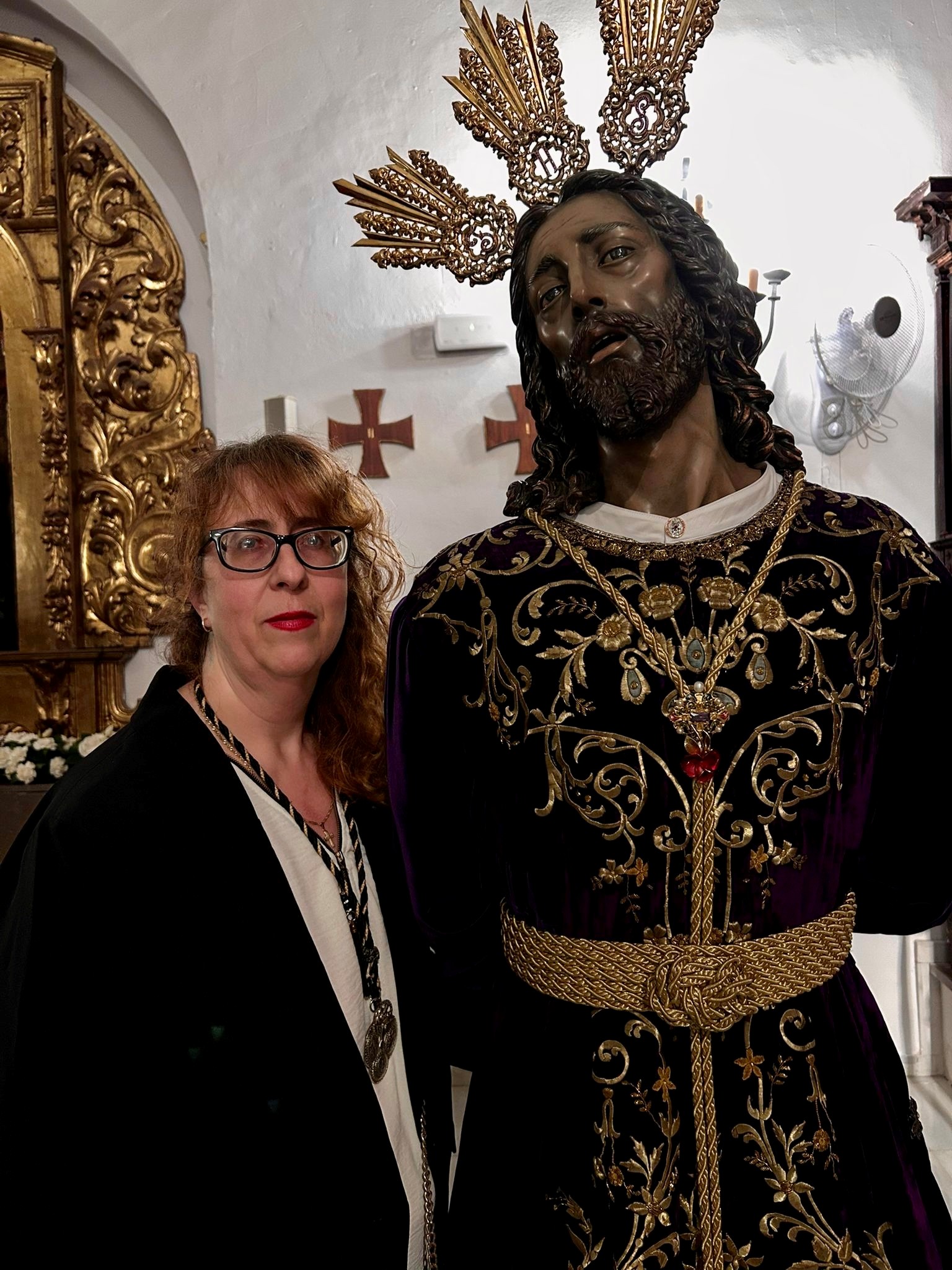 Rafaela junto a su Cristo