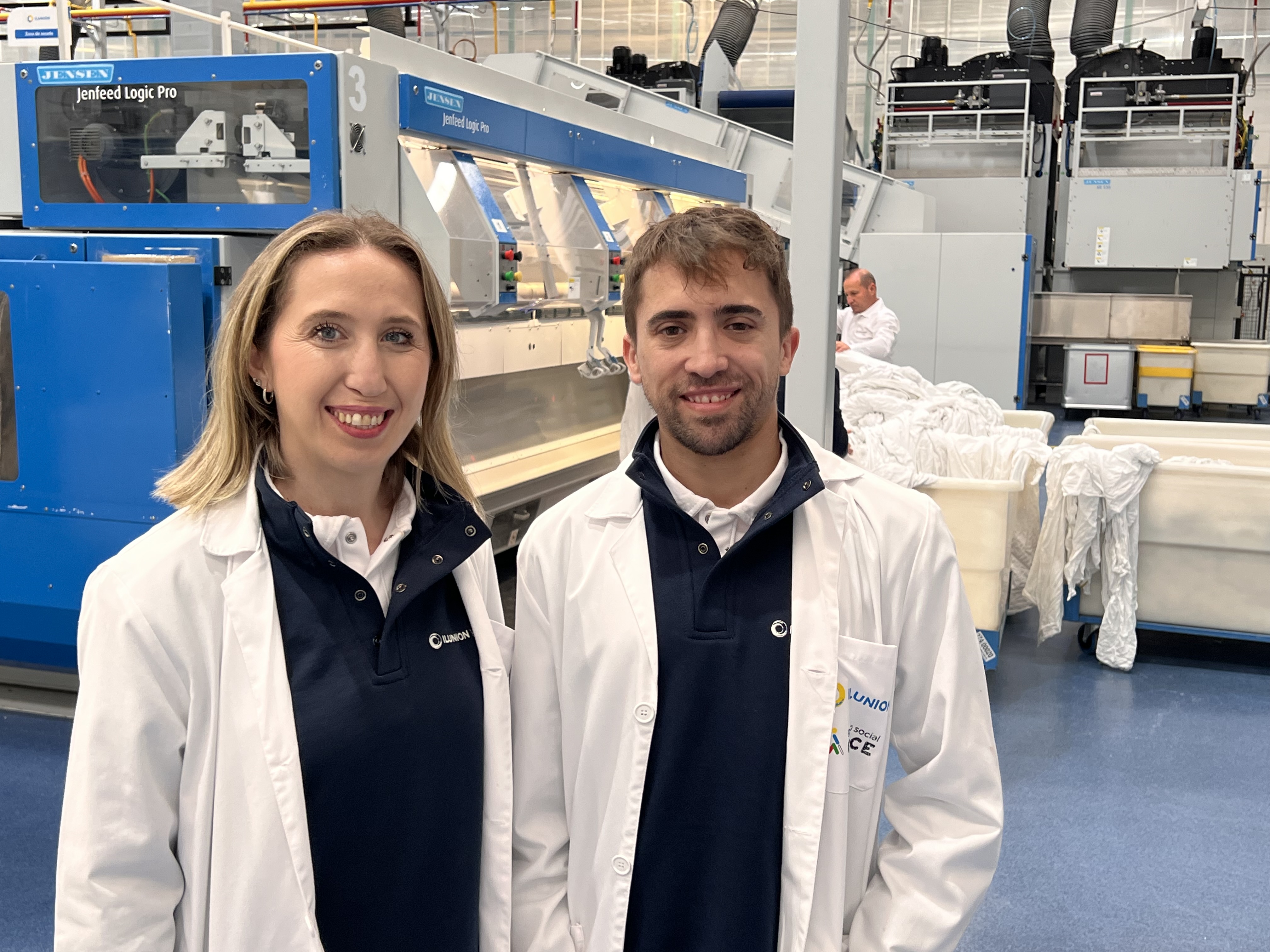 Sara Revuelta y Pablo Muñoz en la planta