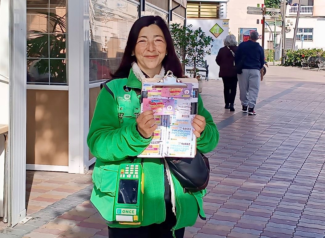 Sofía López, vendedora de la ONCE en Salobreña