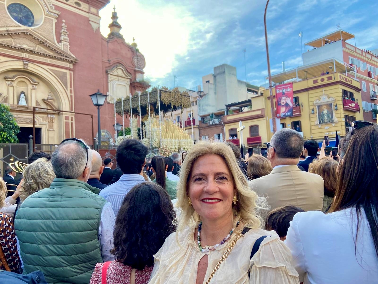 Sonia Navarro a la salida de la Estrella en Sevilla