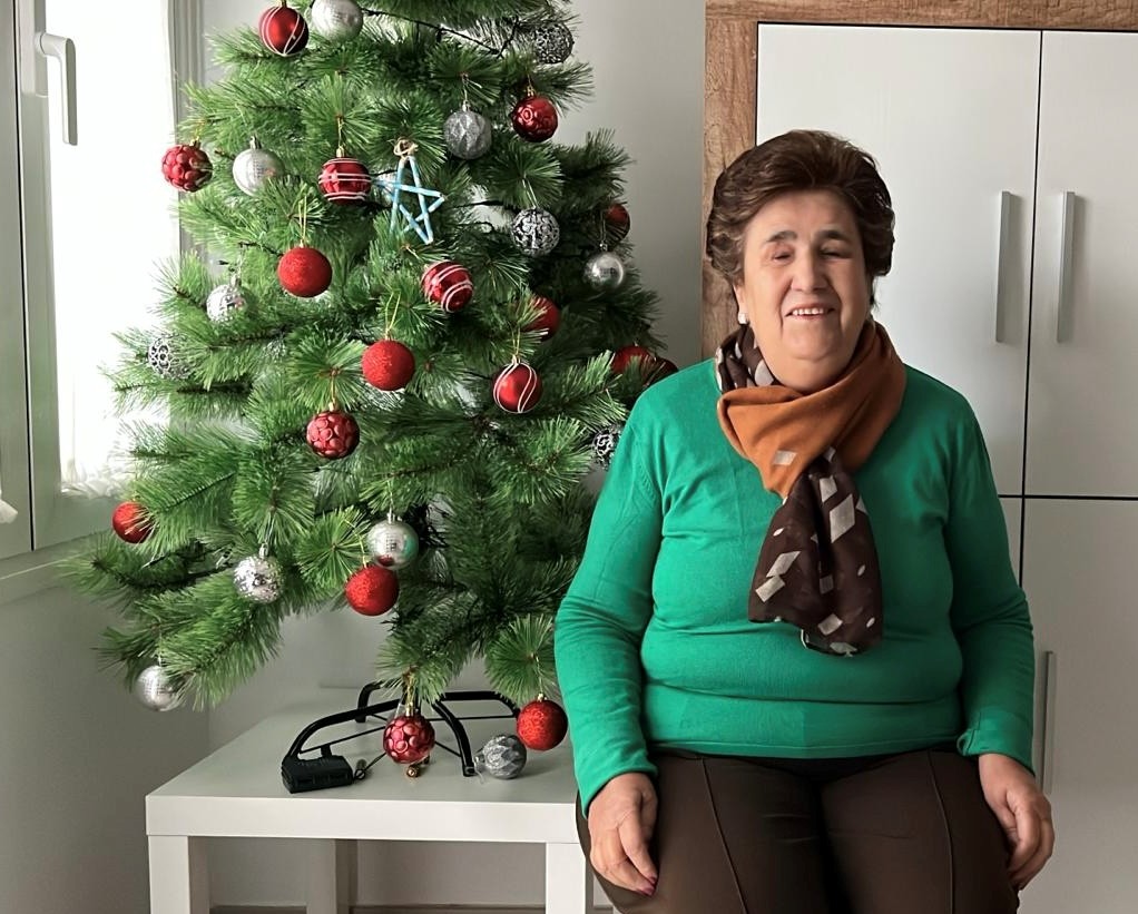 Tere Durán junto al árbol de Navidad de su casa